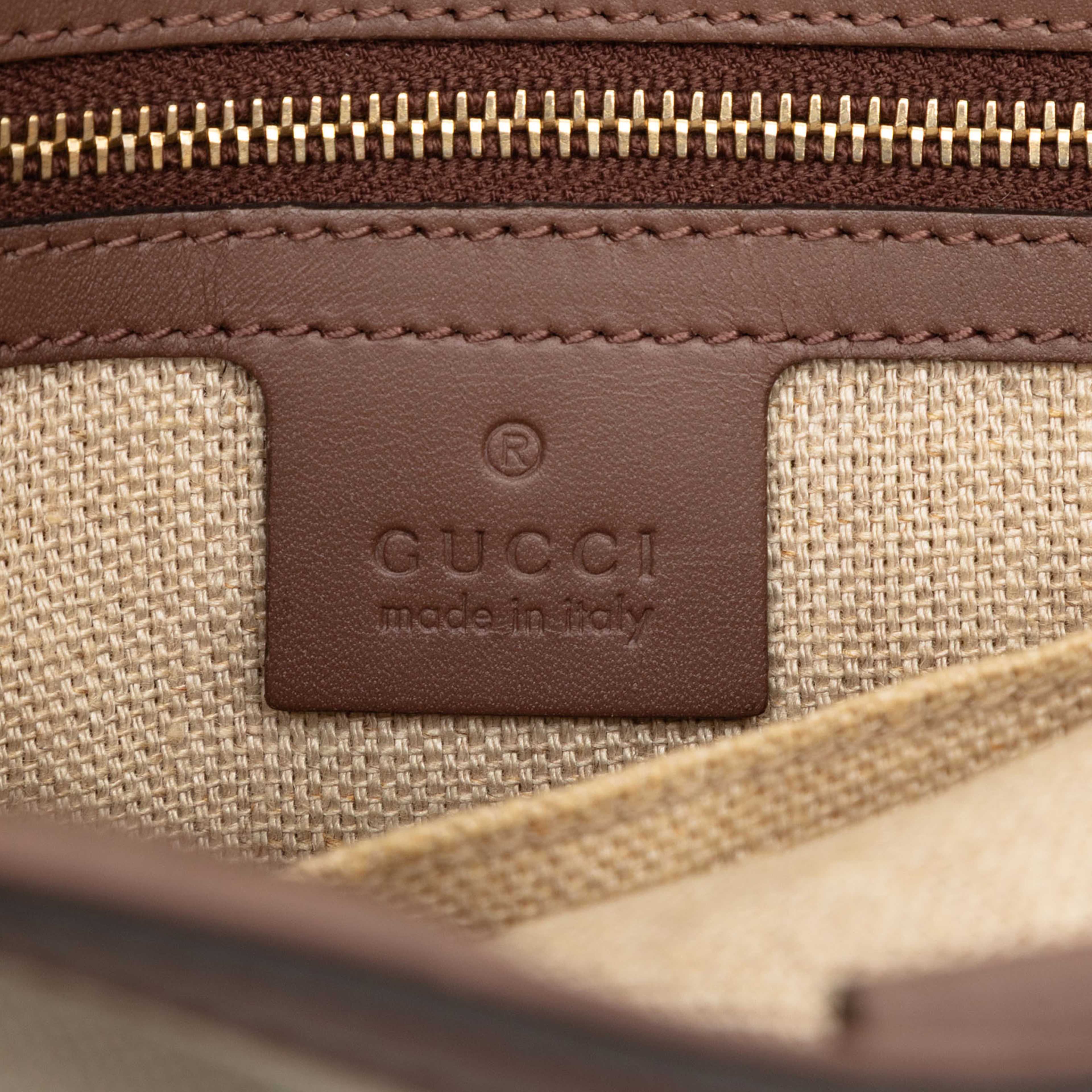 Gucci Small Canvas Logo Craft Tote, från Luxclusif, i färgen light beige. Klicka för att öppna bilden i stort format