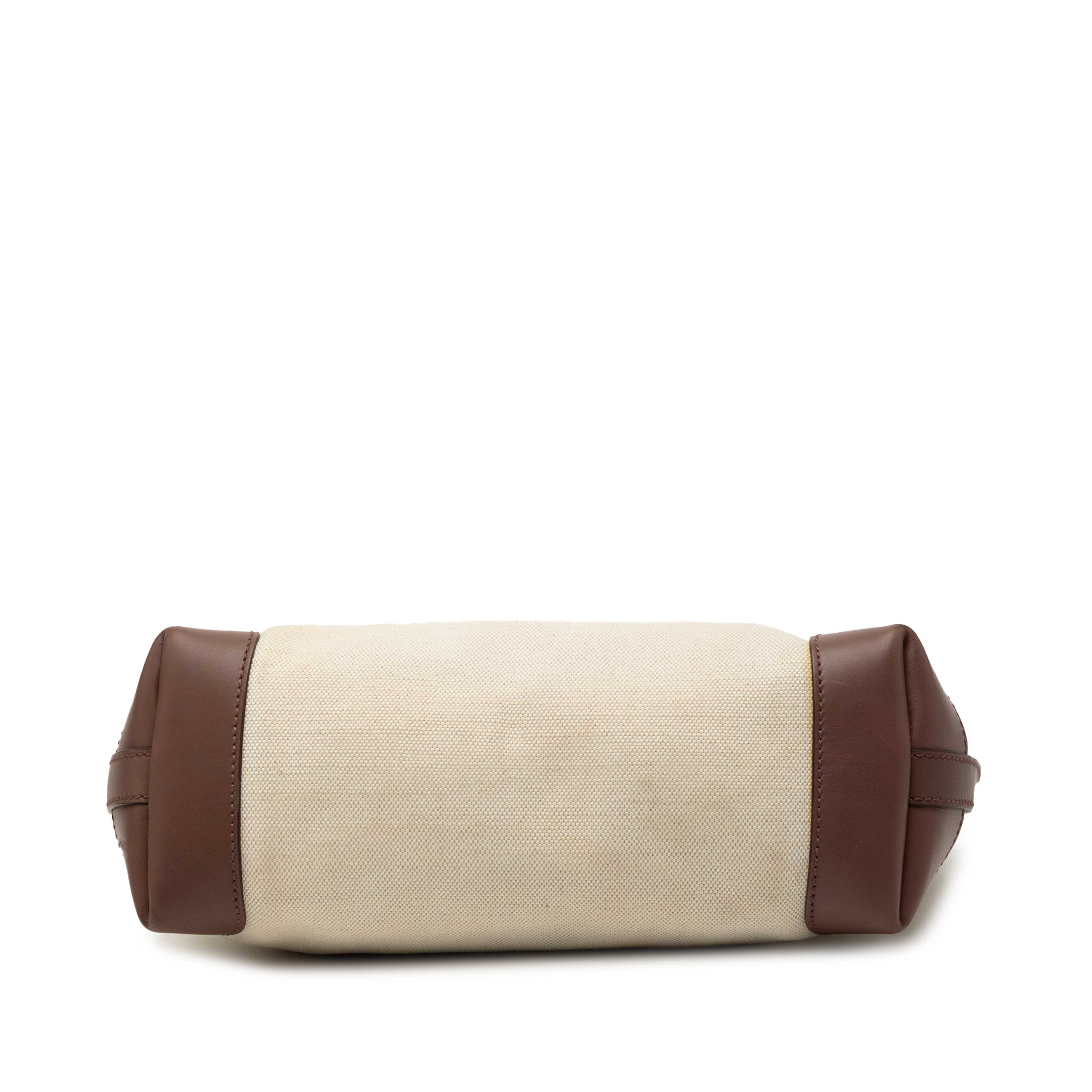 Gucci Small Canvas Logo Craft Tote, från Luxclusif, i färgen light beige. Klicka för att öppna bilden i stort format