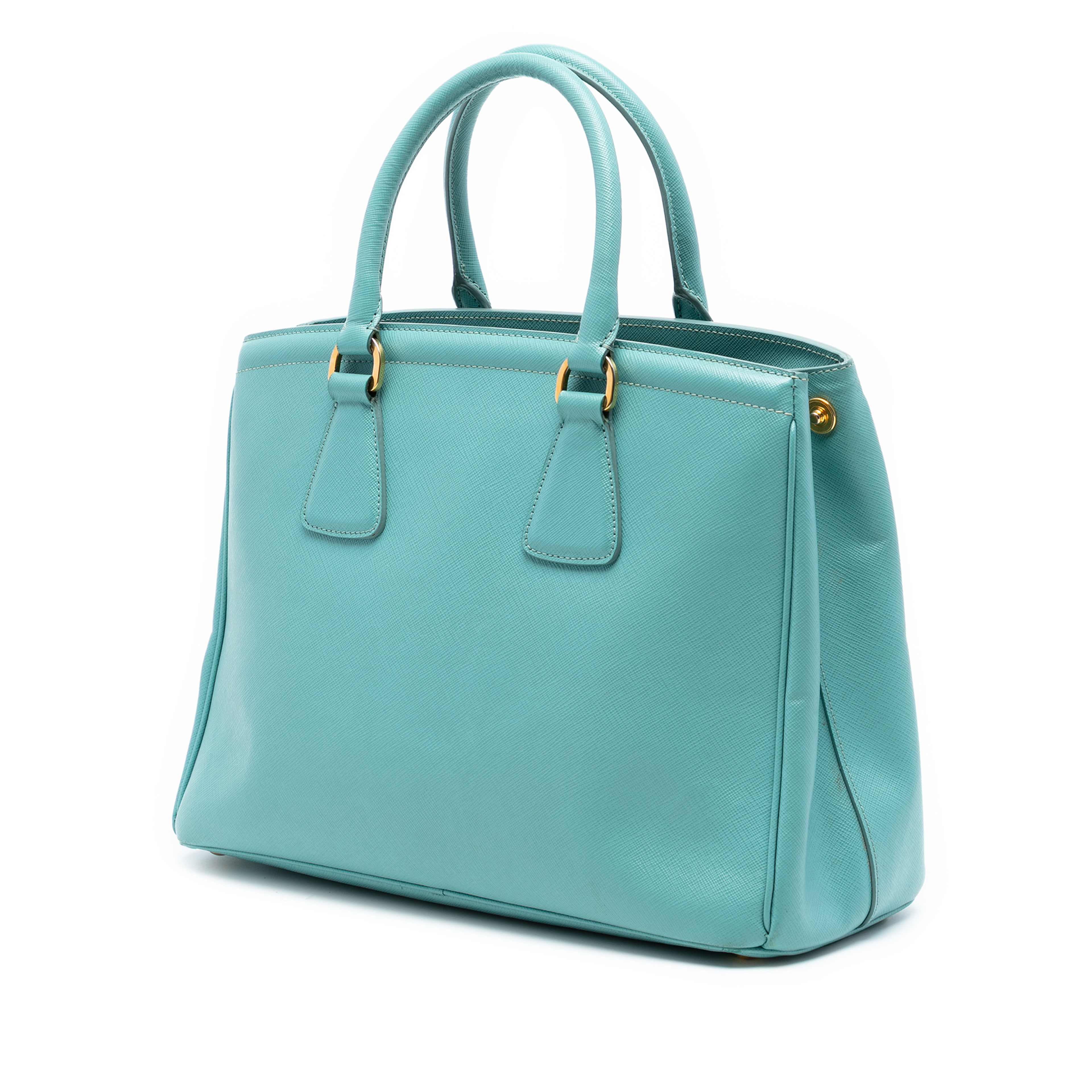 Prada Saffiano Lux Parabole Tote, från Luxclusif, i färgen light blue. Klicka för att öppna bilden i stort format