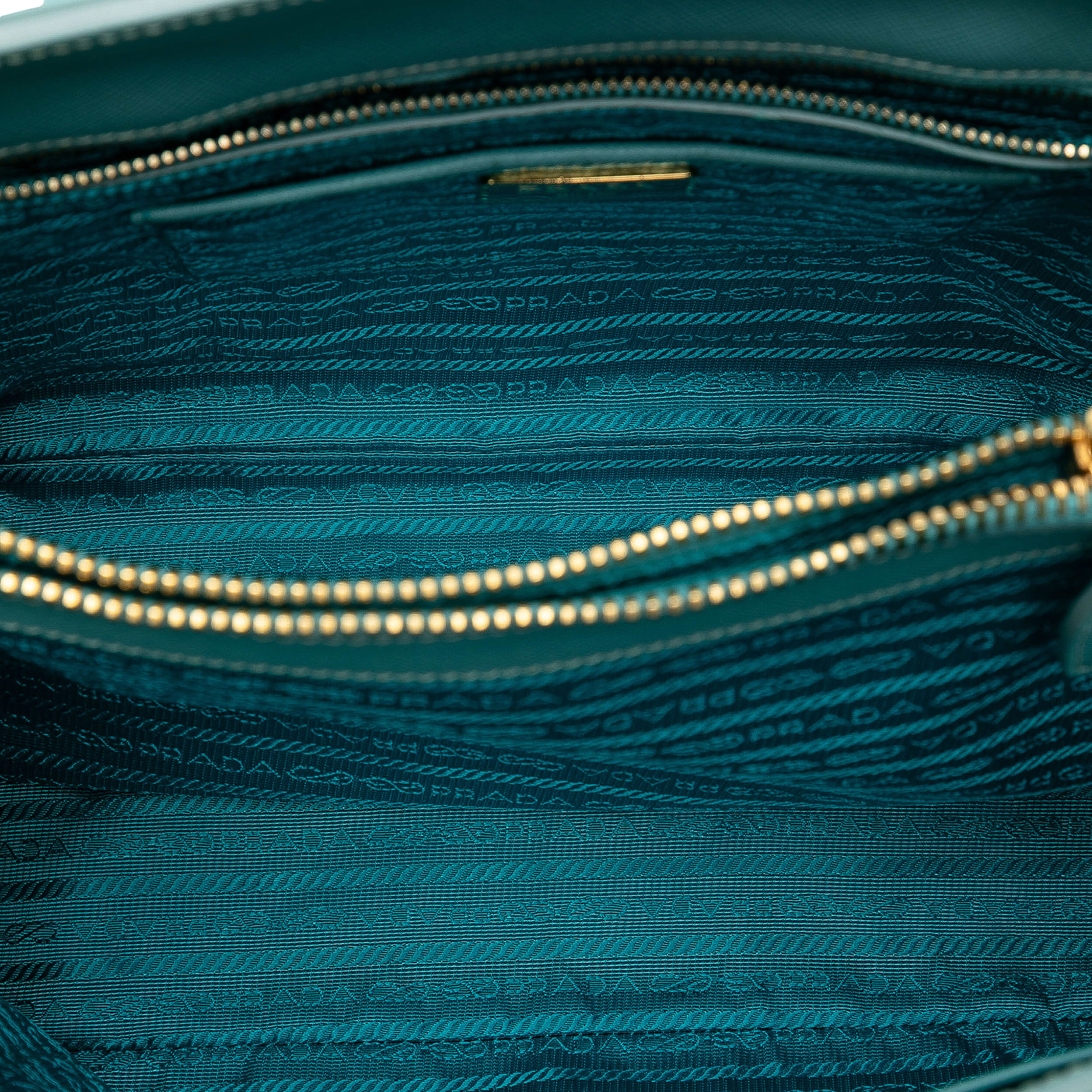 Prada Saffiano Lux Parabole Tote, från Luxclusif, i färgen light blue. Klicka för att öppna bilden i stort format