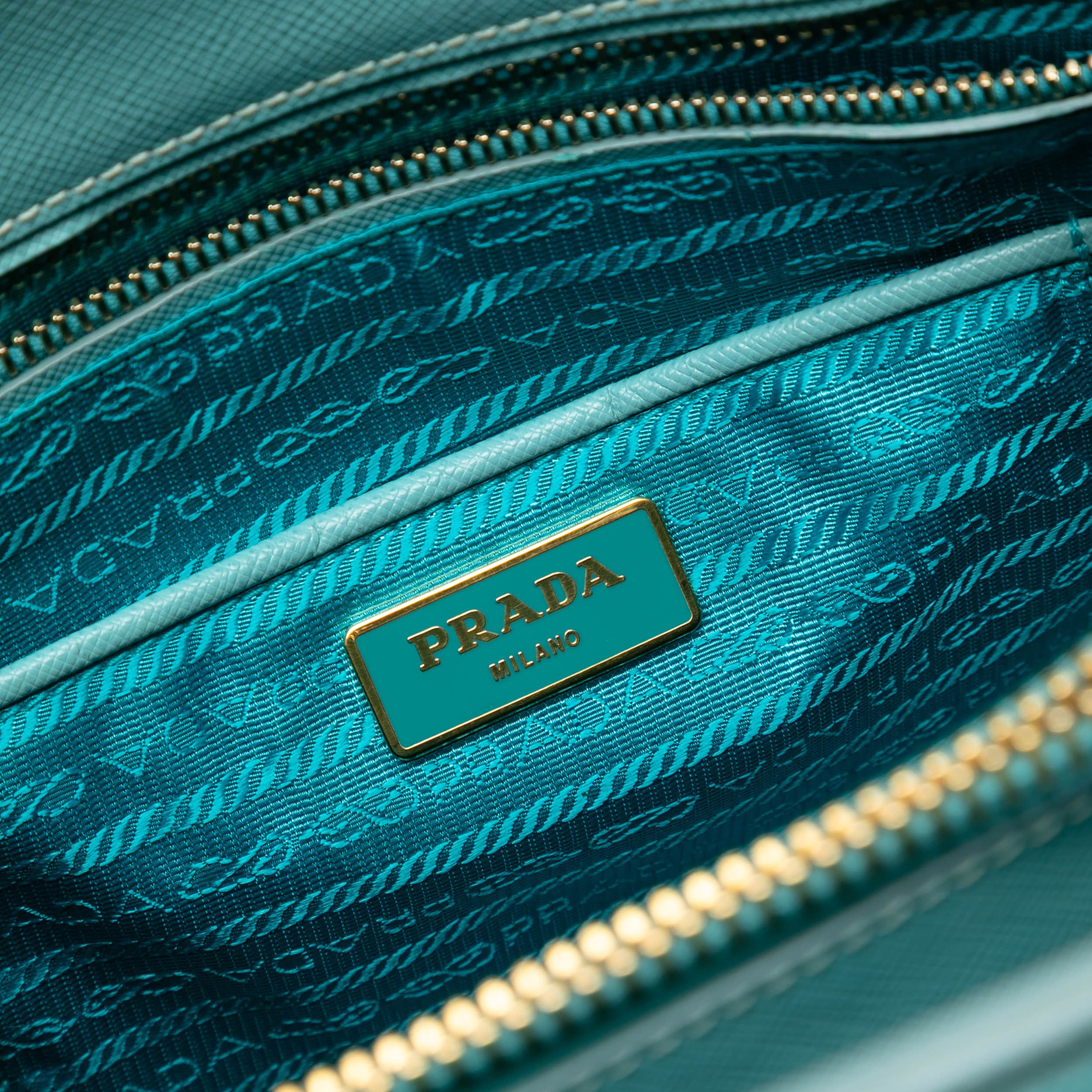 Prada Saffiano Lux Parabole Tote, från Luxclusif, i färgen light blue. Klicka för att öppna bilden i stort format