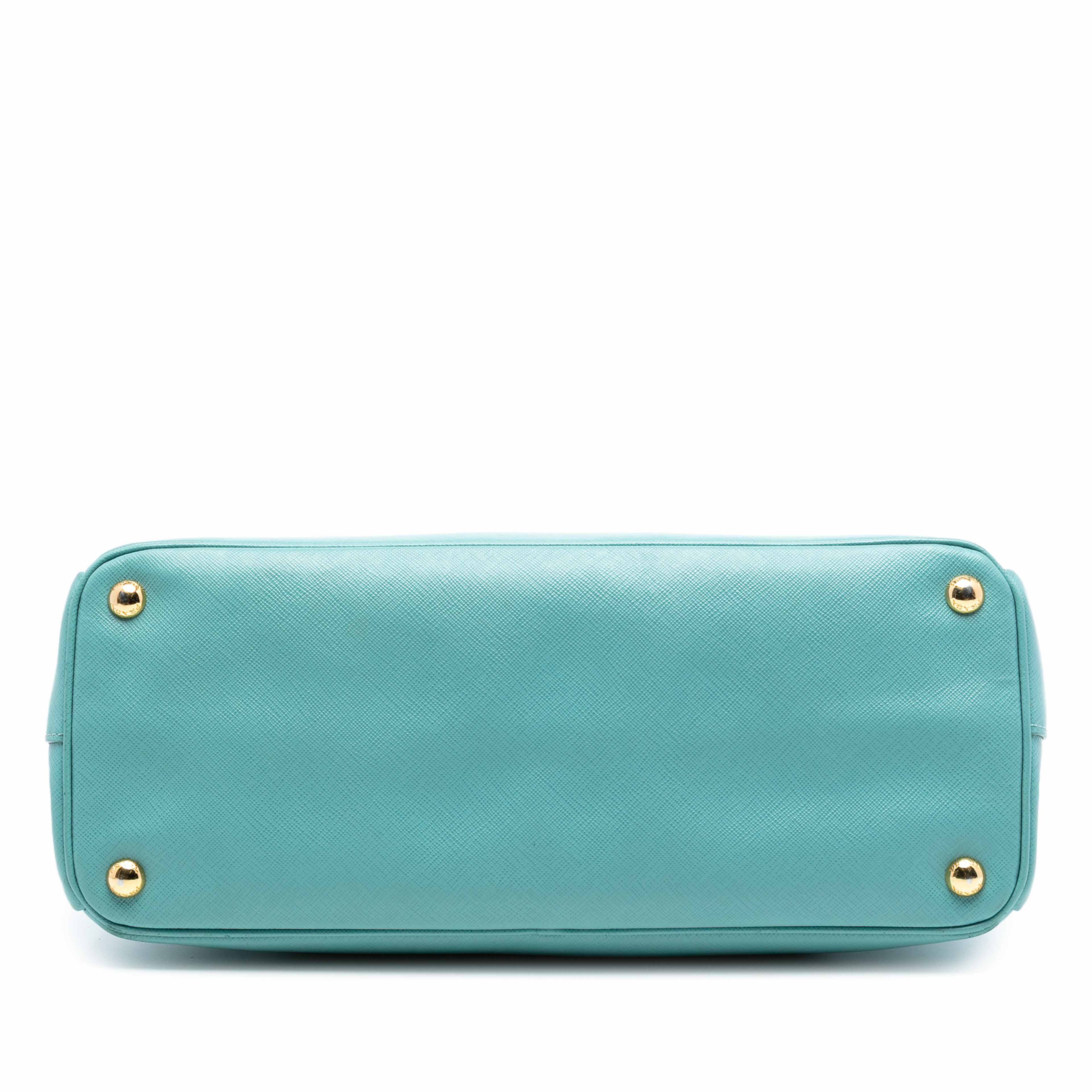 Prada Saffiano Lux Parabole Tote, från Luxclusif, i färgen light blue. Klicka för att öppna bilden i stort format