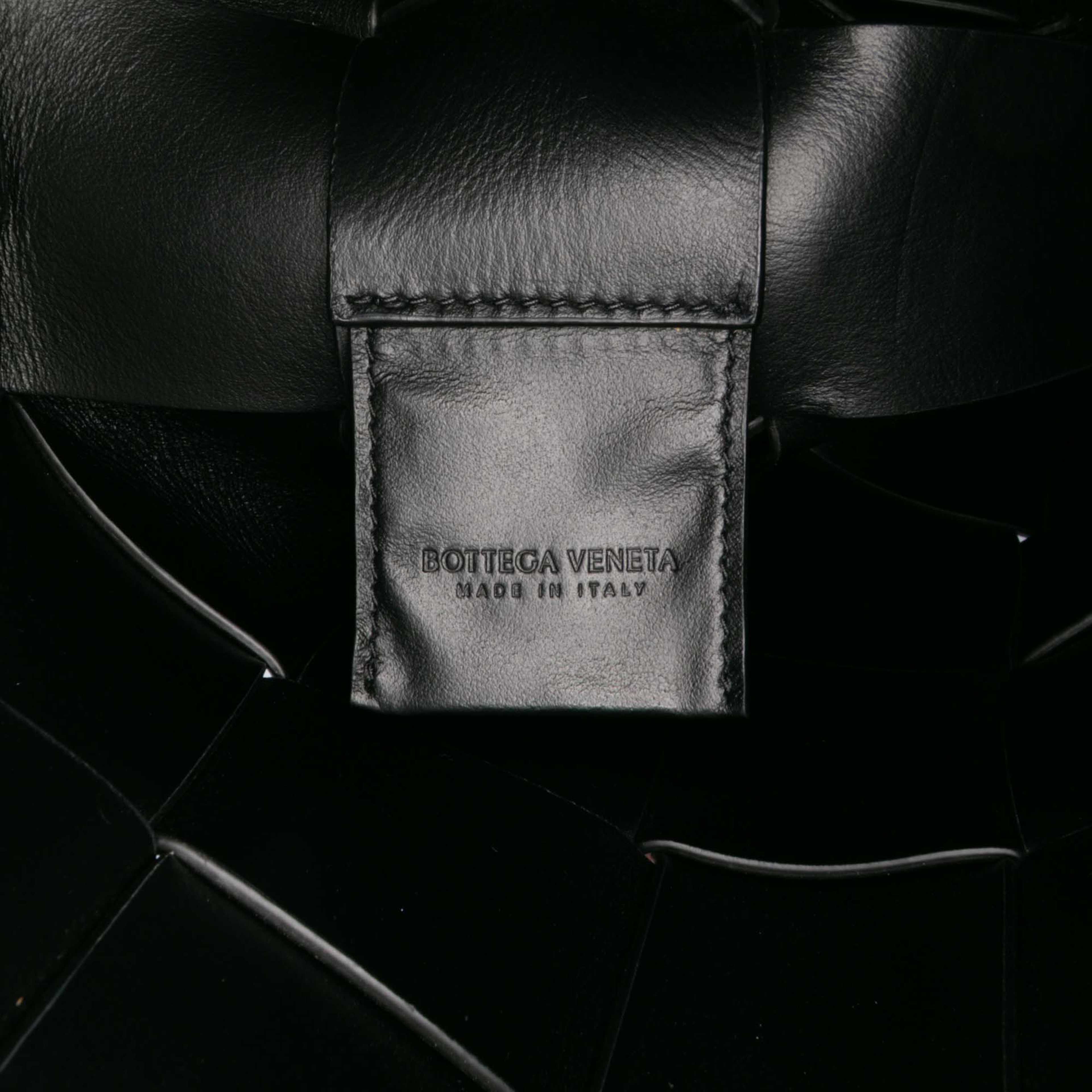 Bottega Veneta Nappa Intrecciato Casette Lantern Bucket, från Luxclusif, i färgen black. Klicka för att öppna bilden i stort format
