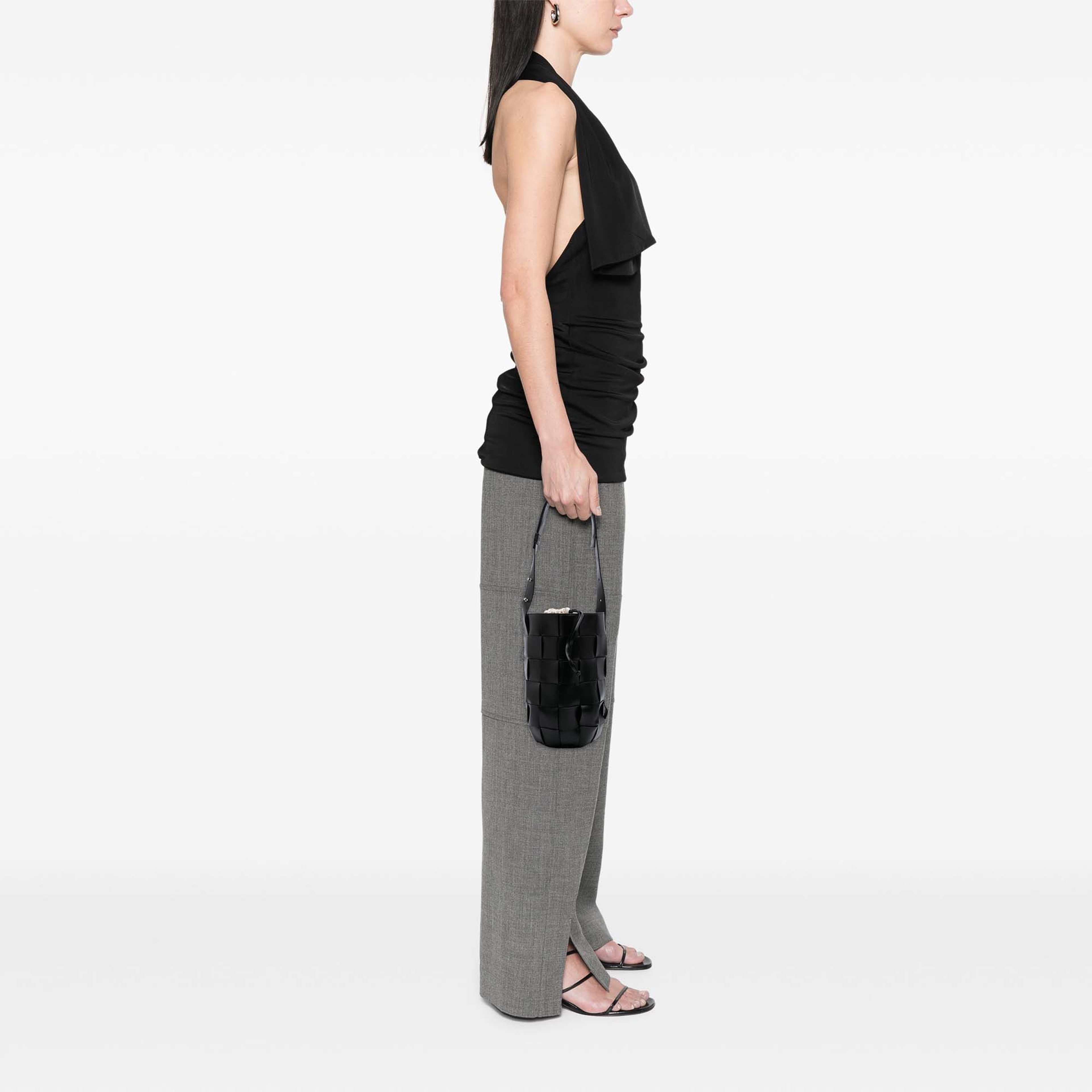 Bottega Veneta Nappa Intrecciato Casette Lantern Bucket, från Luxclusif, i färgen svart. Klicka för att öppna bilden i stort format