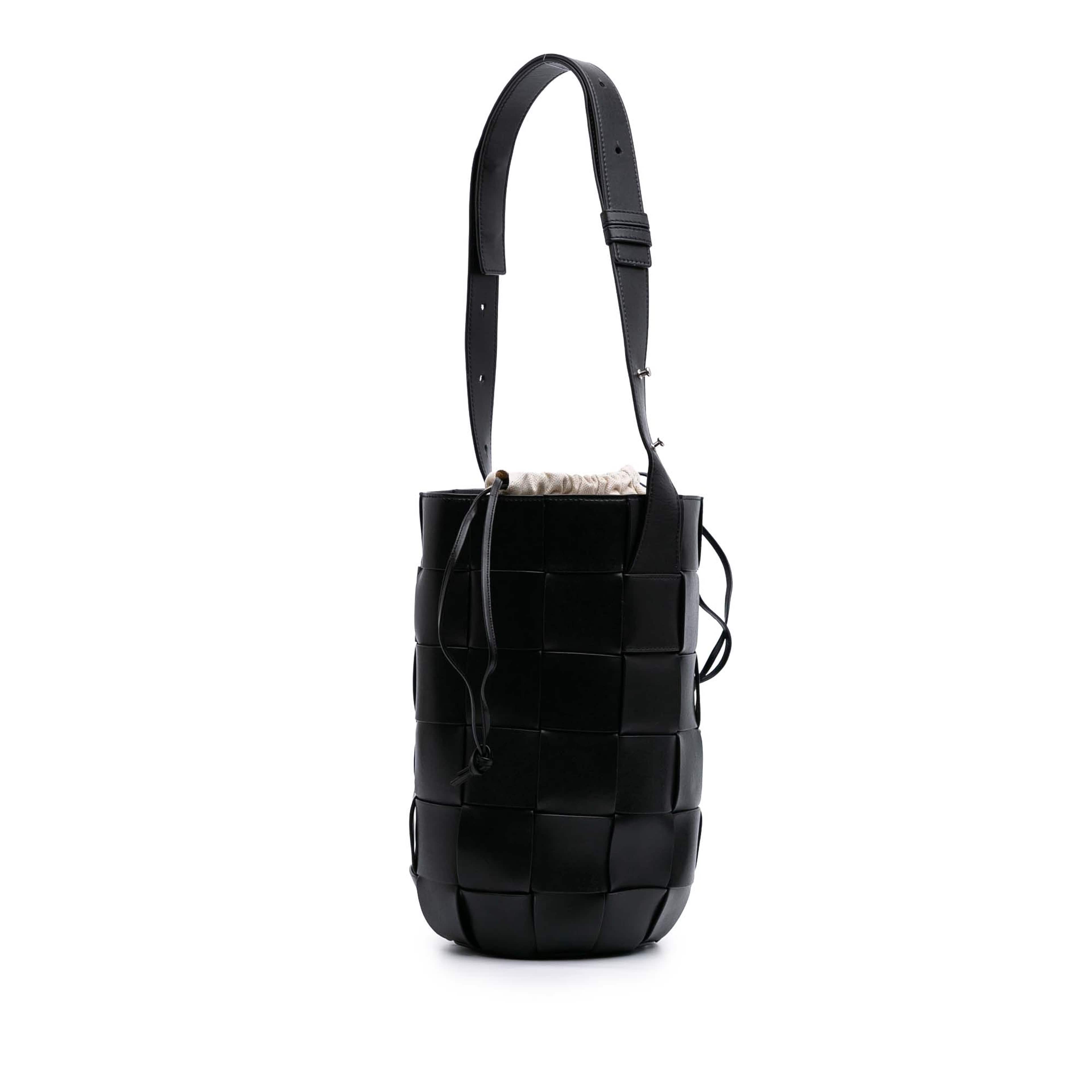 Bottega Veneta Nappa Intrecciato Casette Lantern Bucket, från Luxclusif, i färgen svart. Klicka för att öppna bilden i stort format
