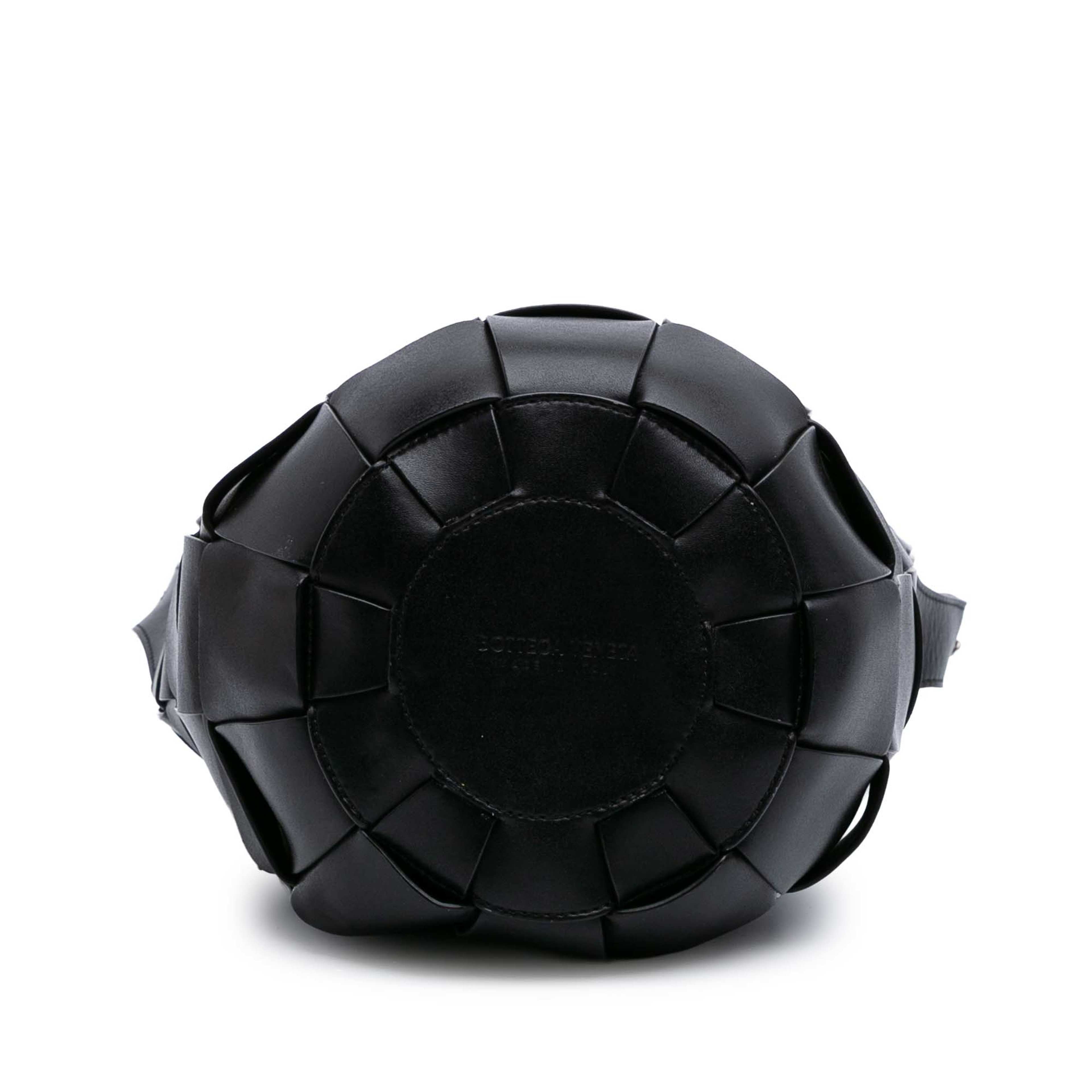 Bottega Veneta Nappa Intrecciato Casette Lantern Bucket, från Luxclusif, i färgen black. Klicka för att öppna bilden i stort format
