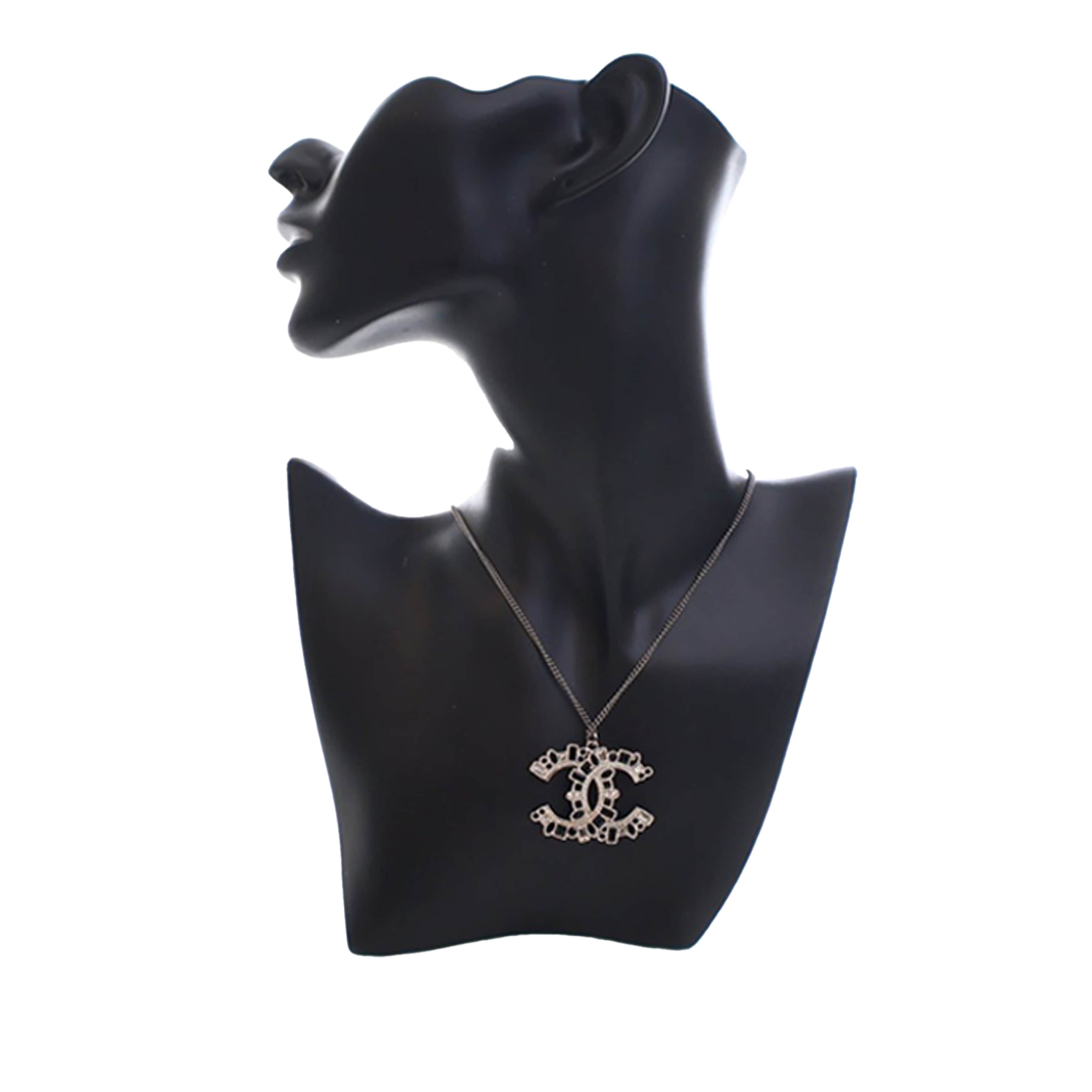 Chanel Ruthenium Plated Cc Crystal Pendant Necklace, från Luxclusif, i färgen silver. Klicka för att öppna bilden i stort format