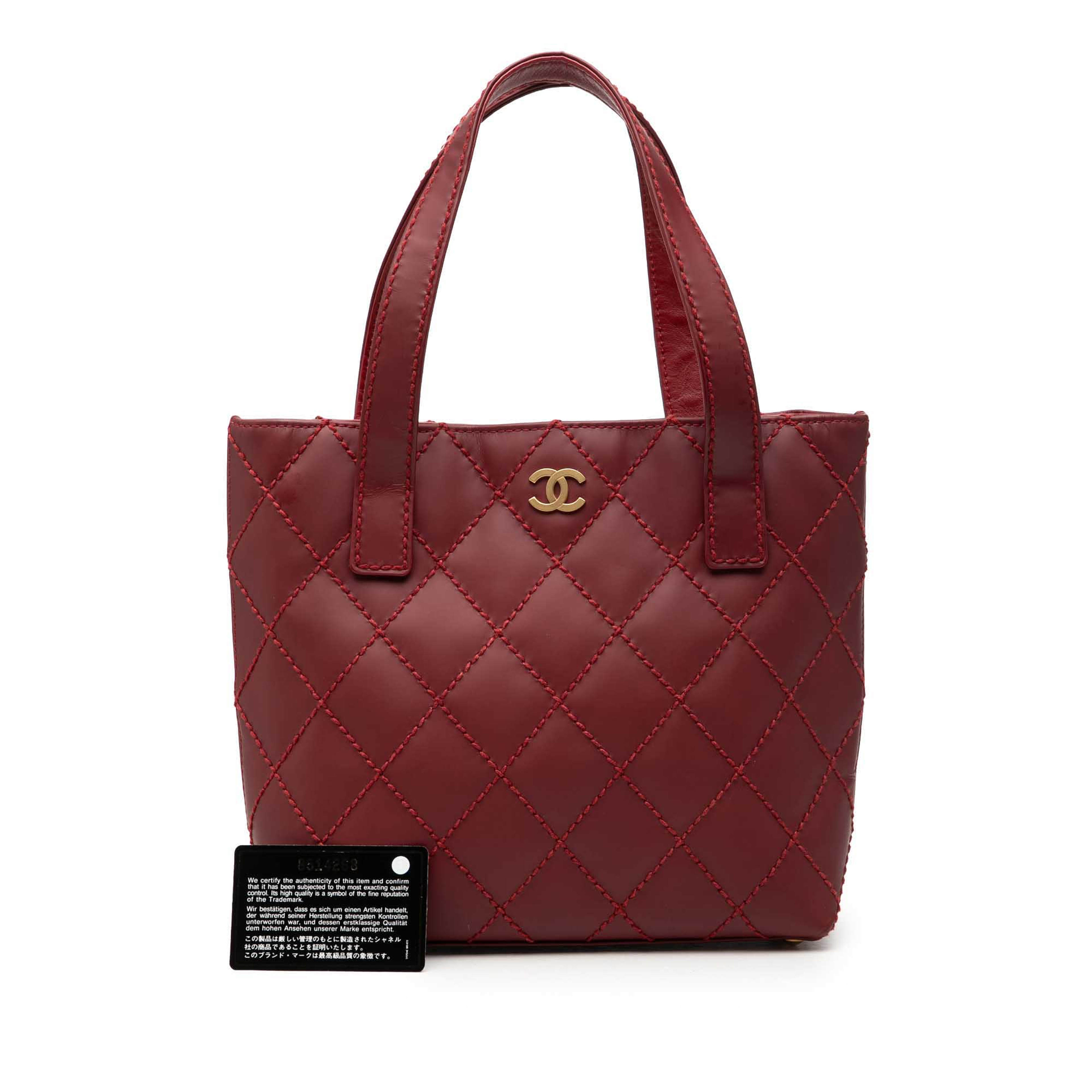 Chanel Small Cc Calfskin Surpique Tote, från Luxclusif, i färgen röd. Klicka för att öppna bilden i stort format