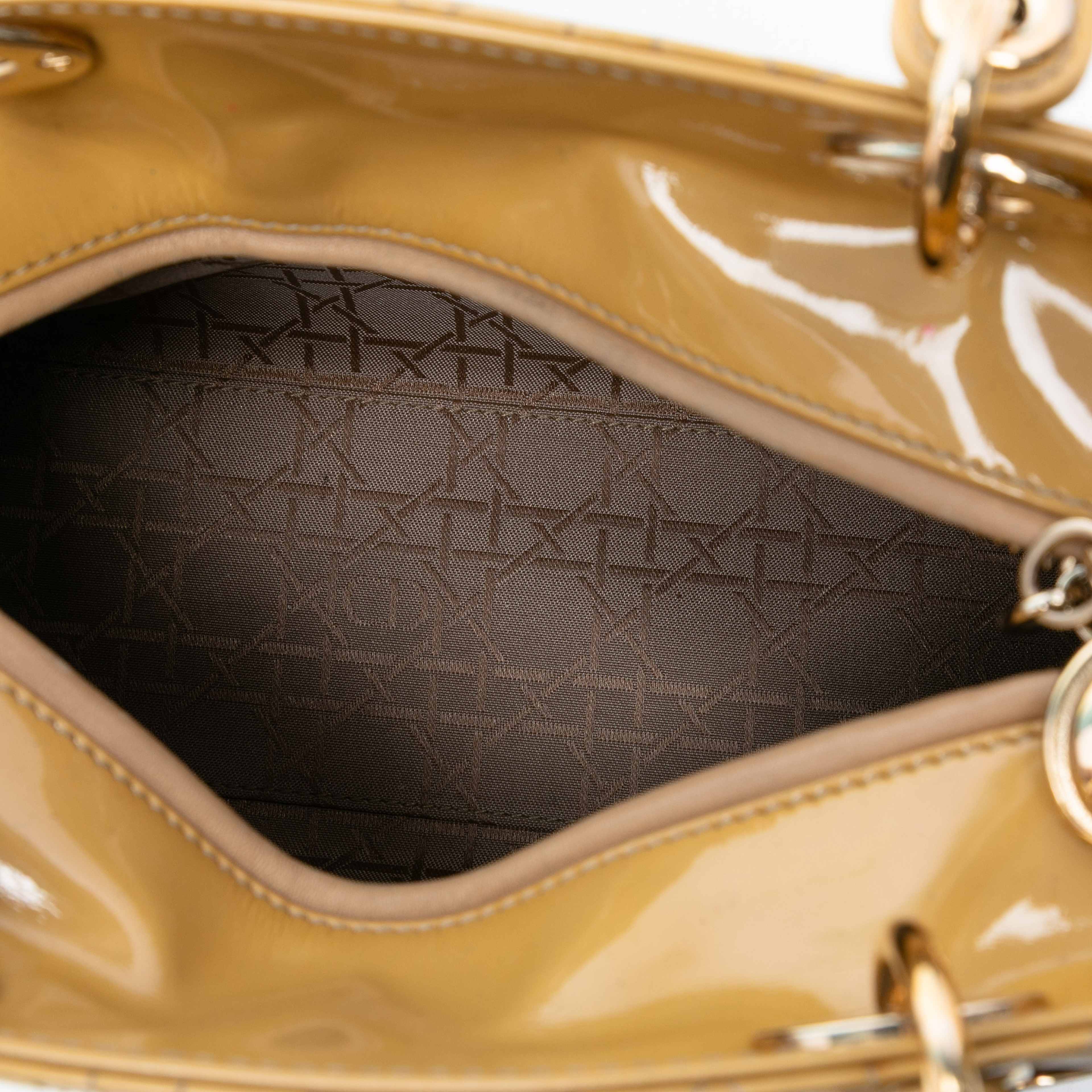 Dior Medium Patent Cannage Lady Dior, från Luxclusif, i färgen mustard. Klicka för att öppna bilden i stort format