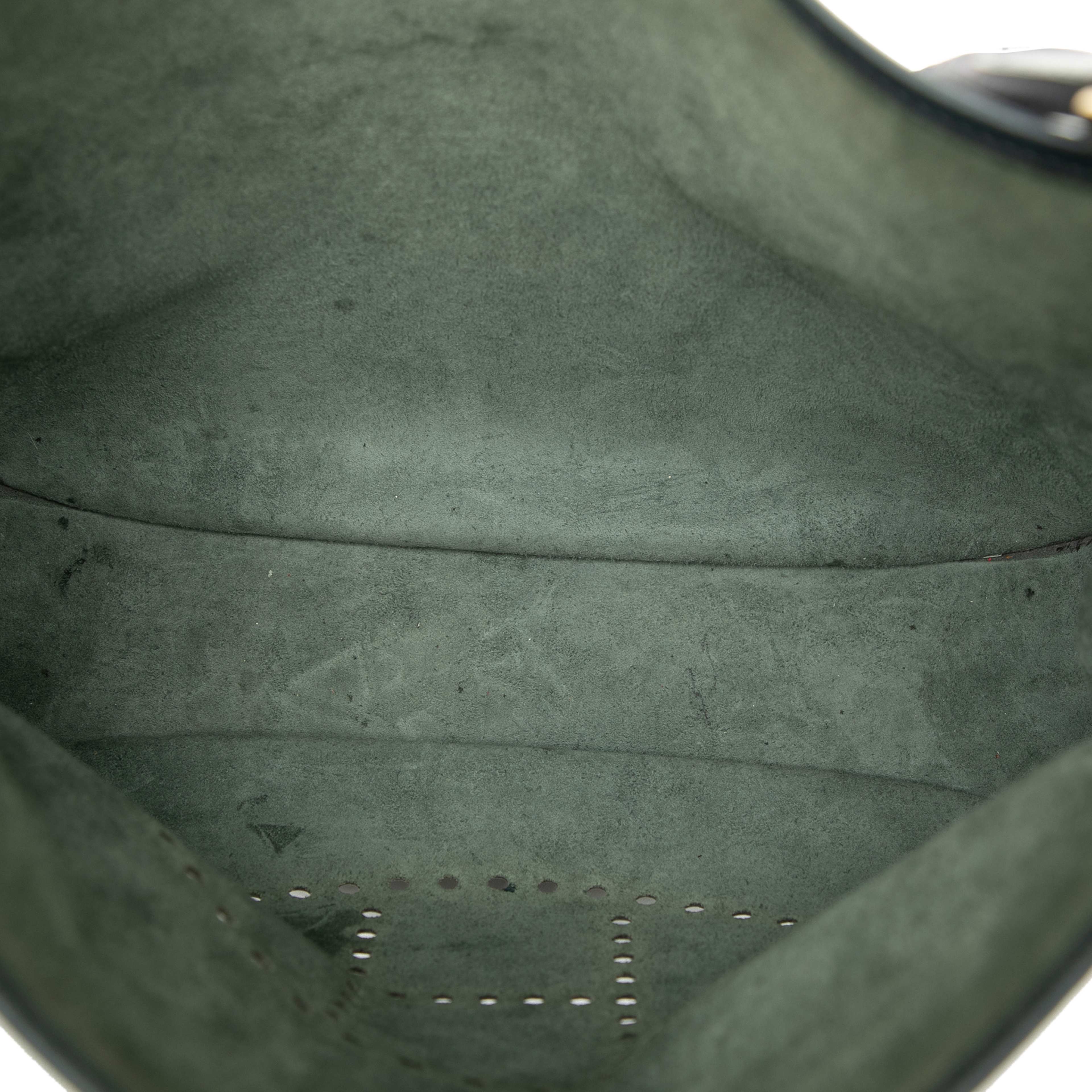 Hermès Clemence Evelyne Gm, från Luxclusif, i färgen navy. Klicka för att öppna bilden i stort format