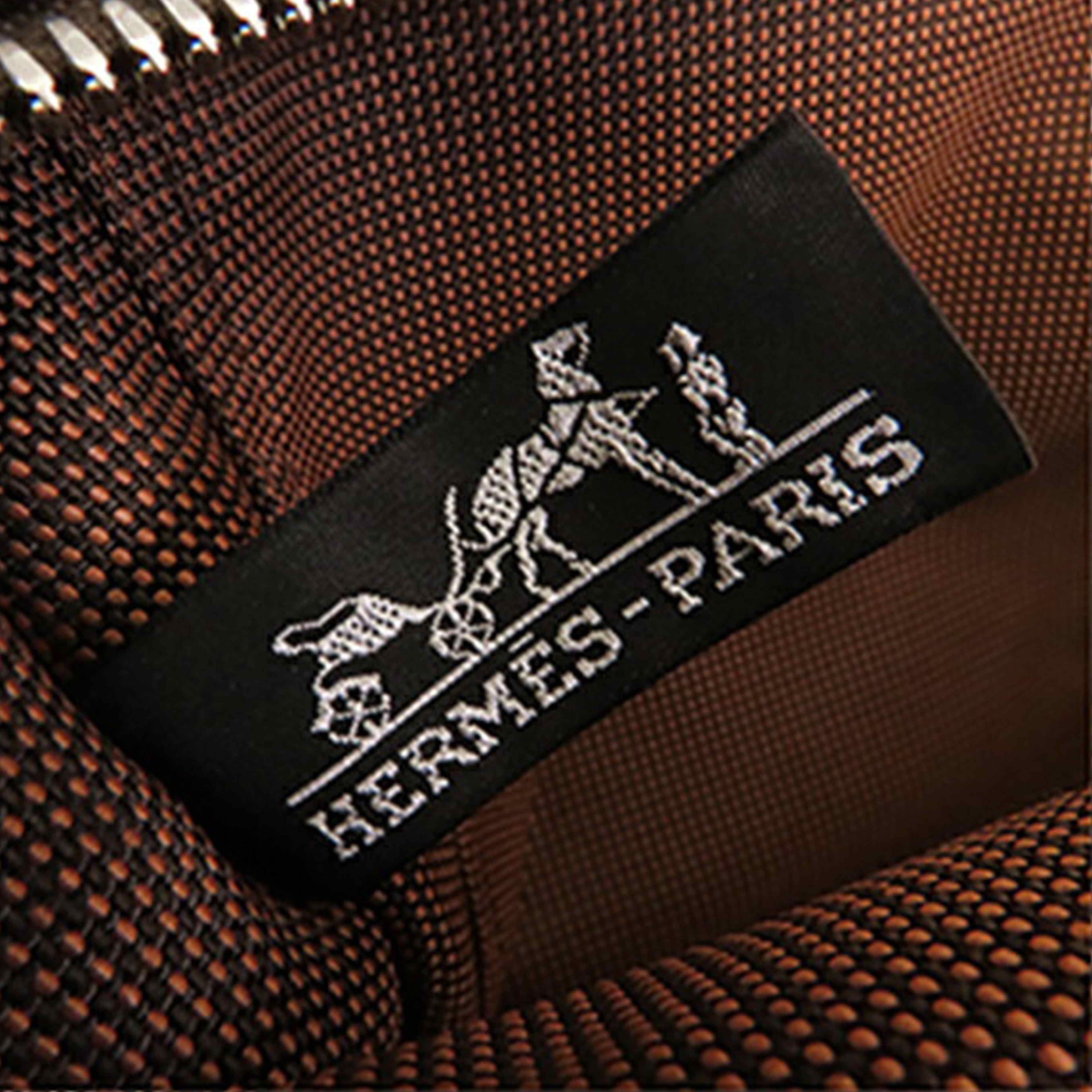 Hermès Canvas Herline Pm, från Luxclusif, i färgen brown. Klicka för att öppna bilden i stort format