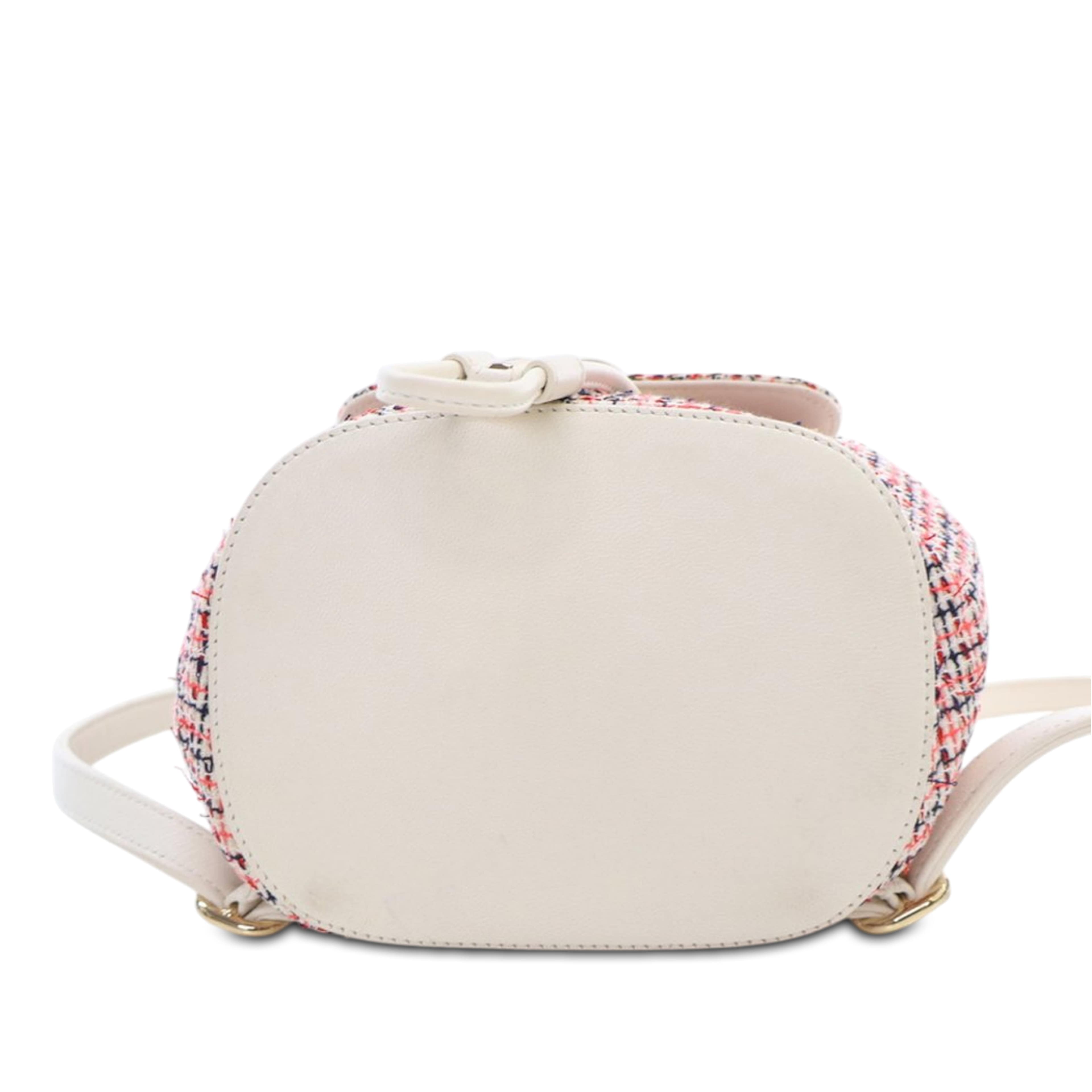 Chanel Tweed And Lambskin Cc Mania Backpack, från Luxclusif, i färgen indian red. Klicka för att öppna bilden i stort format