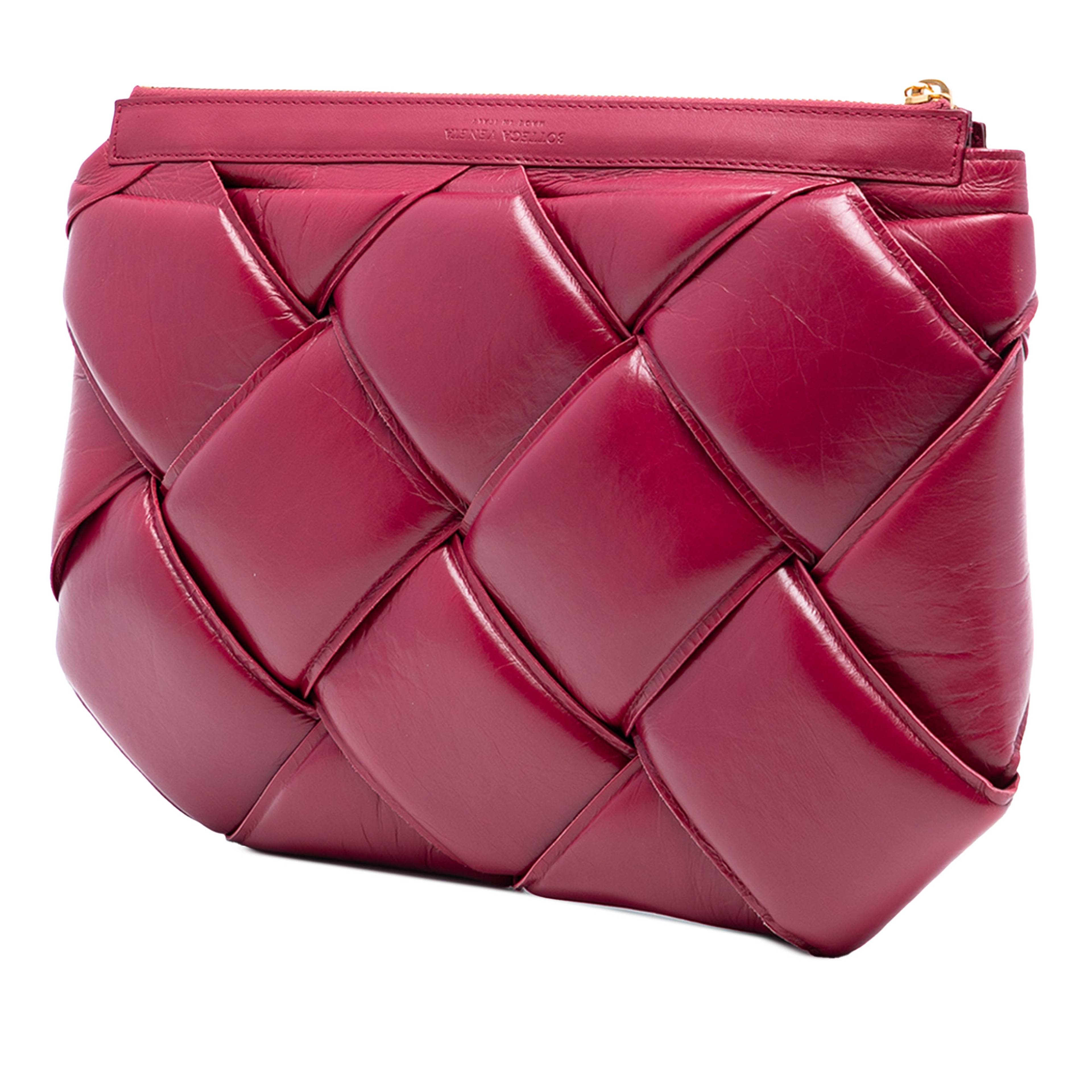 Bottega Veneta Lambskin Maxi Intrecciato Padded Pouch, från Luxclusif, i färgen dark pink. Klicka för att öppna bilden i stort format