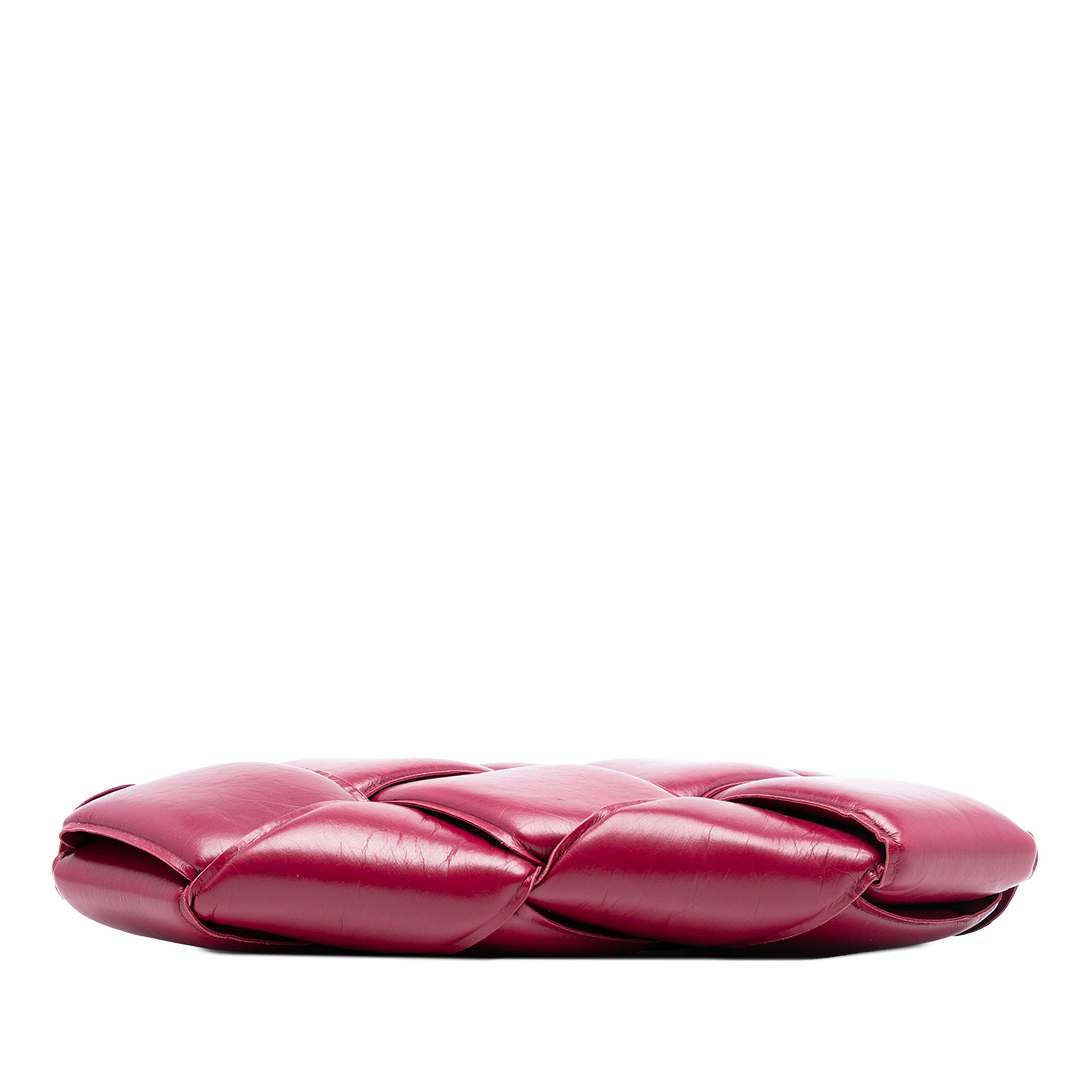 Bottega Veneta Lambskin Maxi Intrecciato Padded Pouch, från Luxclusif, i färgen dark pink. Klicka för att öppna bilden i stort format