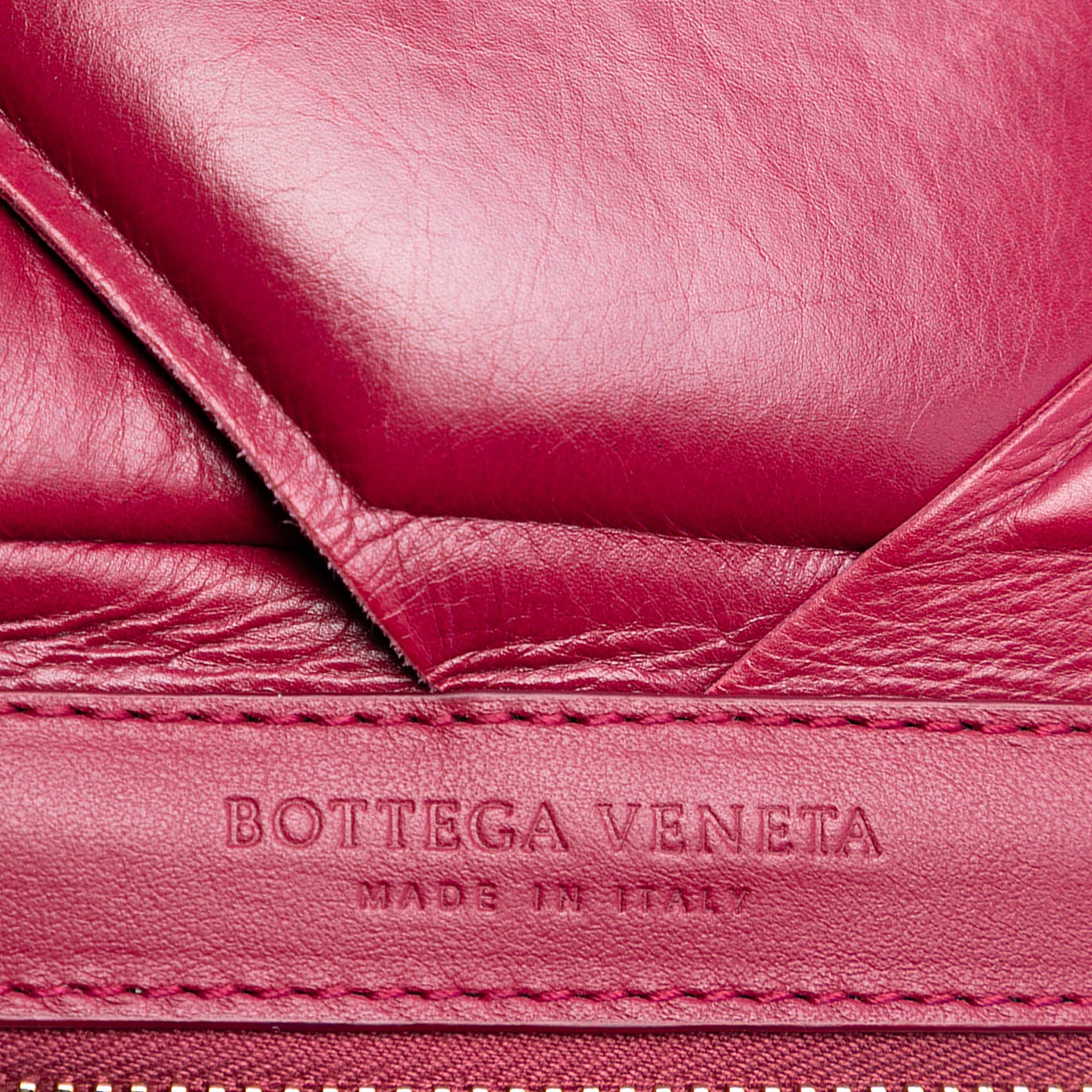 Bottega Veneta Lambskin Maxi Intrecciato Padded Pouch, från Luxclusif, i färgen dark pink. Klicka för att öppna bilden i stort format