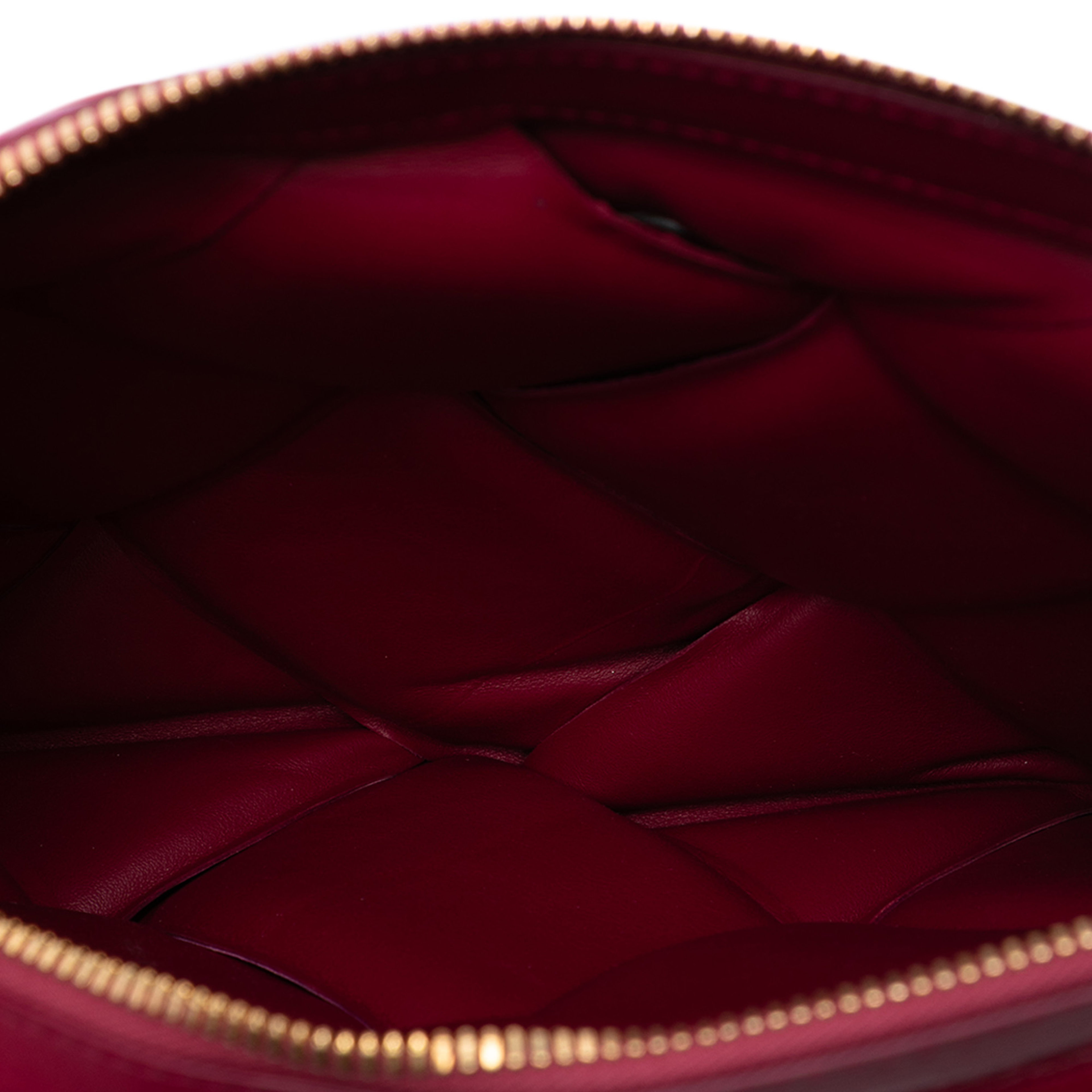 Bottega Veneta Lambskin Maxi Intrecciato Padded Pouch, från Luxclusif, i färgen dark pink. Klicka för att öppna bilden i stort format