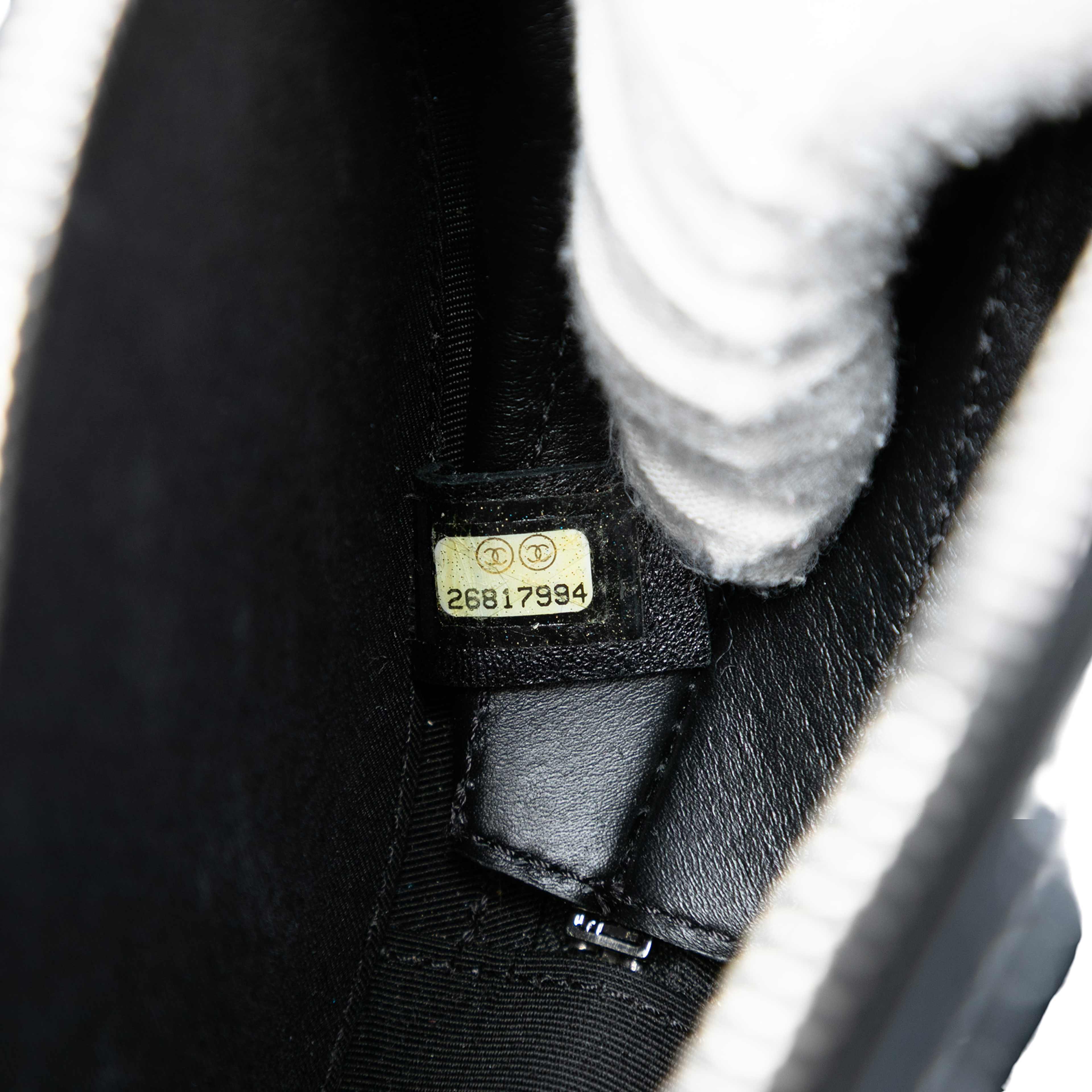 Chanel Patent Round As Earth Bag, från Luxclusif, i färgen svart. Klicka för att öppna bilden i stort format