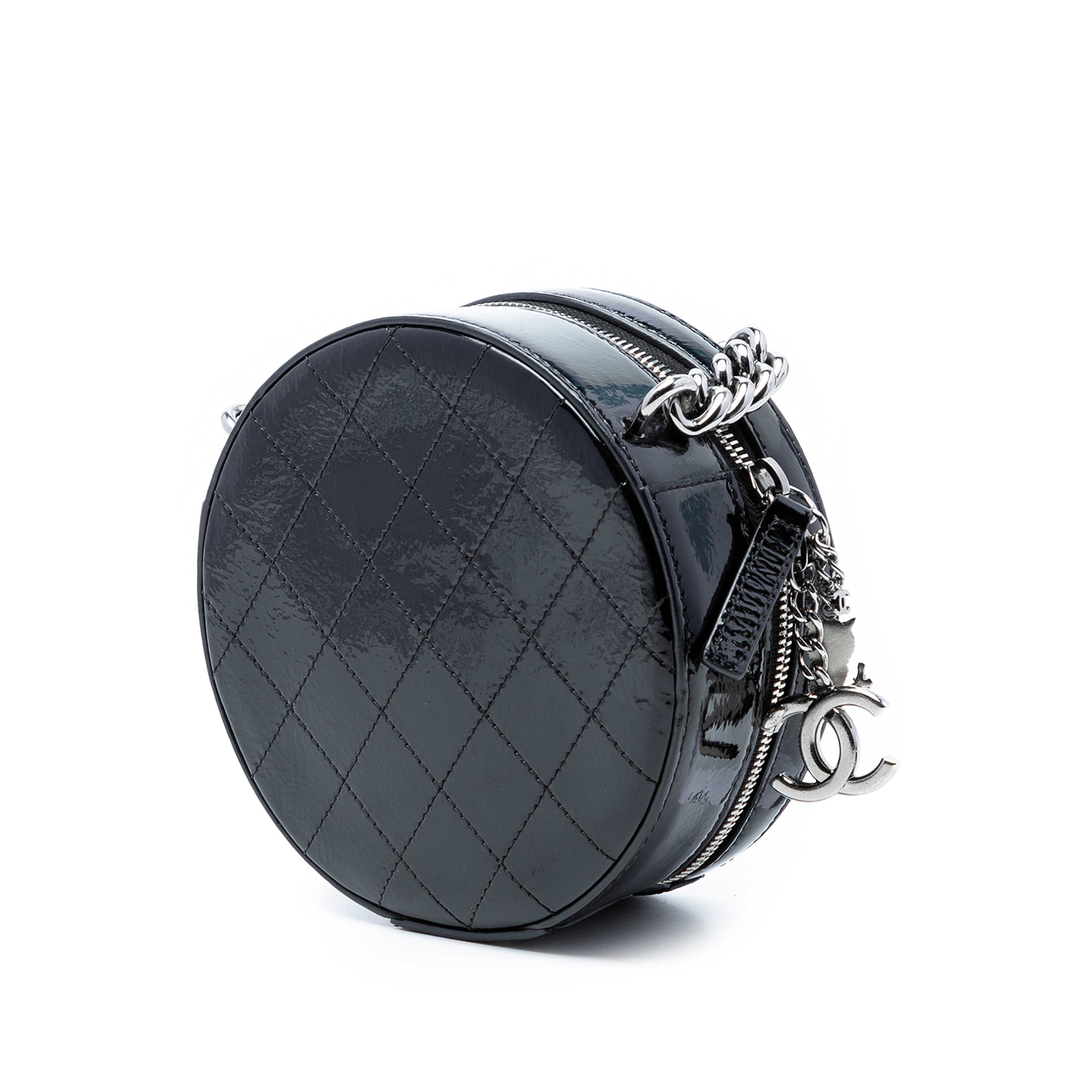 Chanel Patent Round As Earth Bag, från Luxclusif, i färgen svart. Klicka för att öppna bilden i stort format