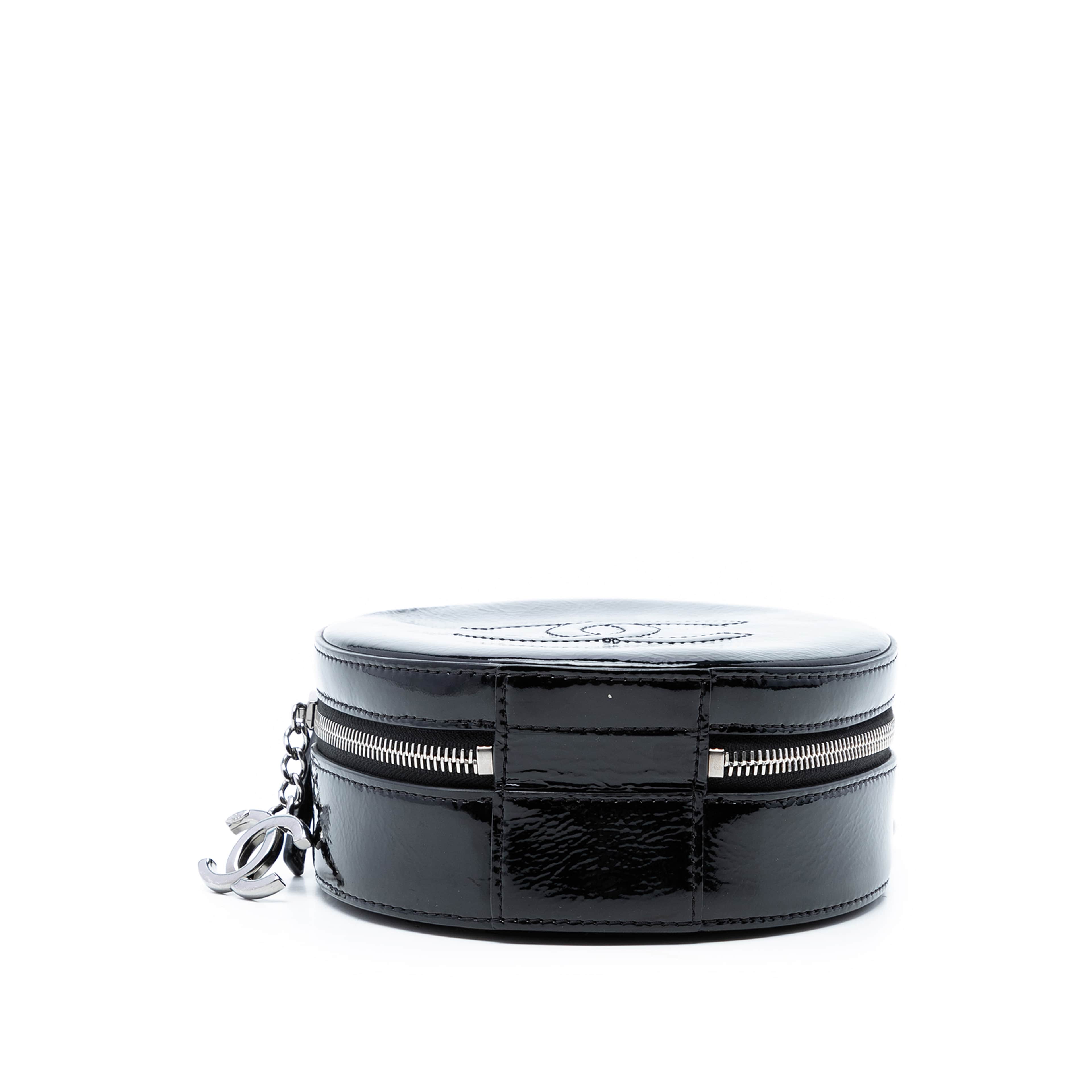 Chanel Patent Round As Earth Bag, från Luxclusif, i färgen svart. Klicka för att öppna bilden i stort format