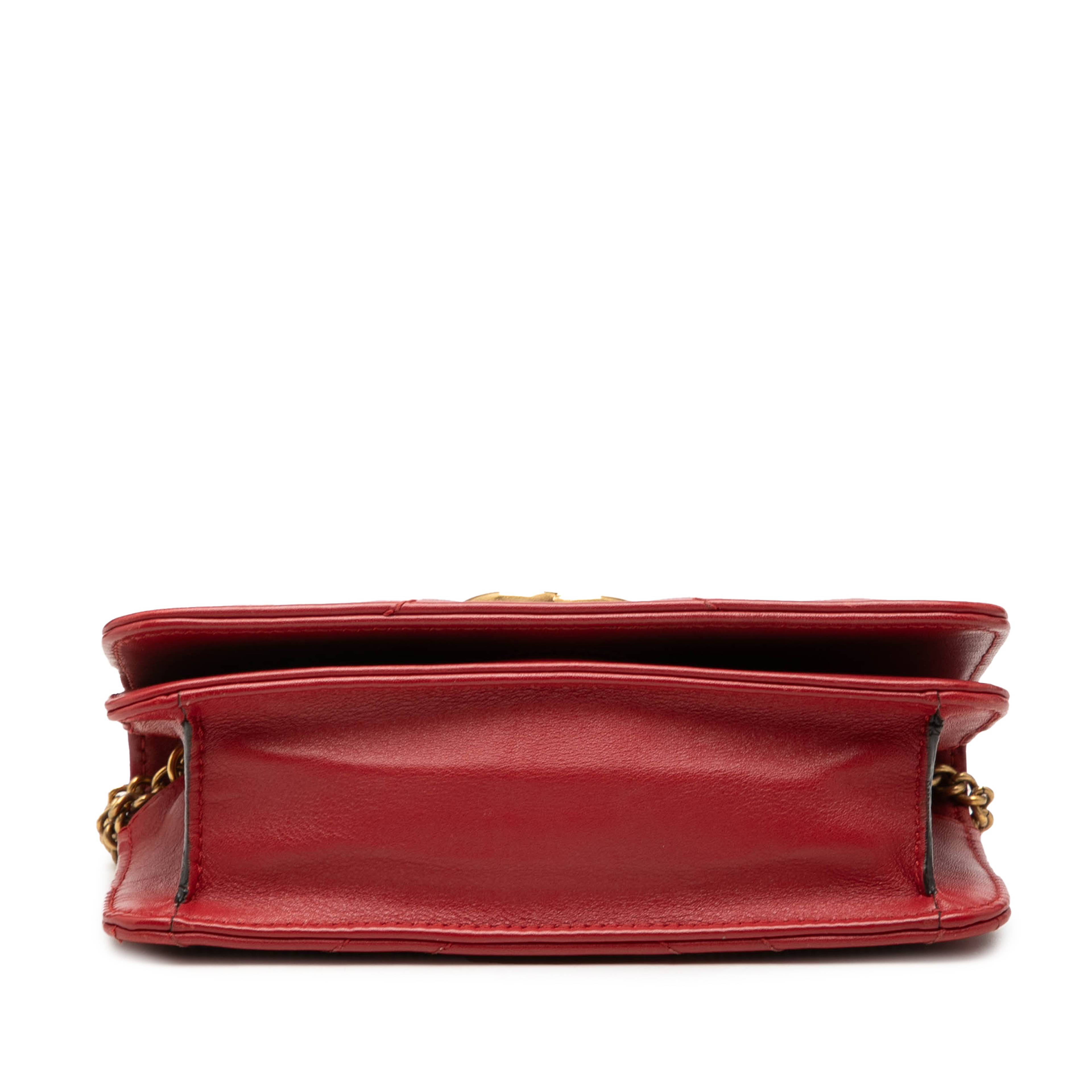 Gucci Mini Gg Marmont Matelasse Calfskin Wallet On Chain, från Luxclusif, i färgen red. Klicka för att öppna bilden i stort format