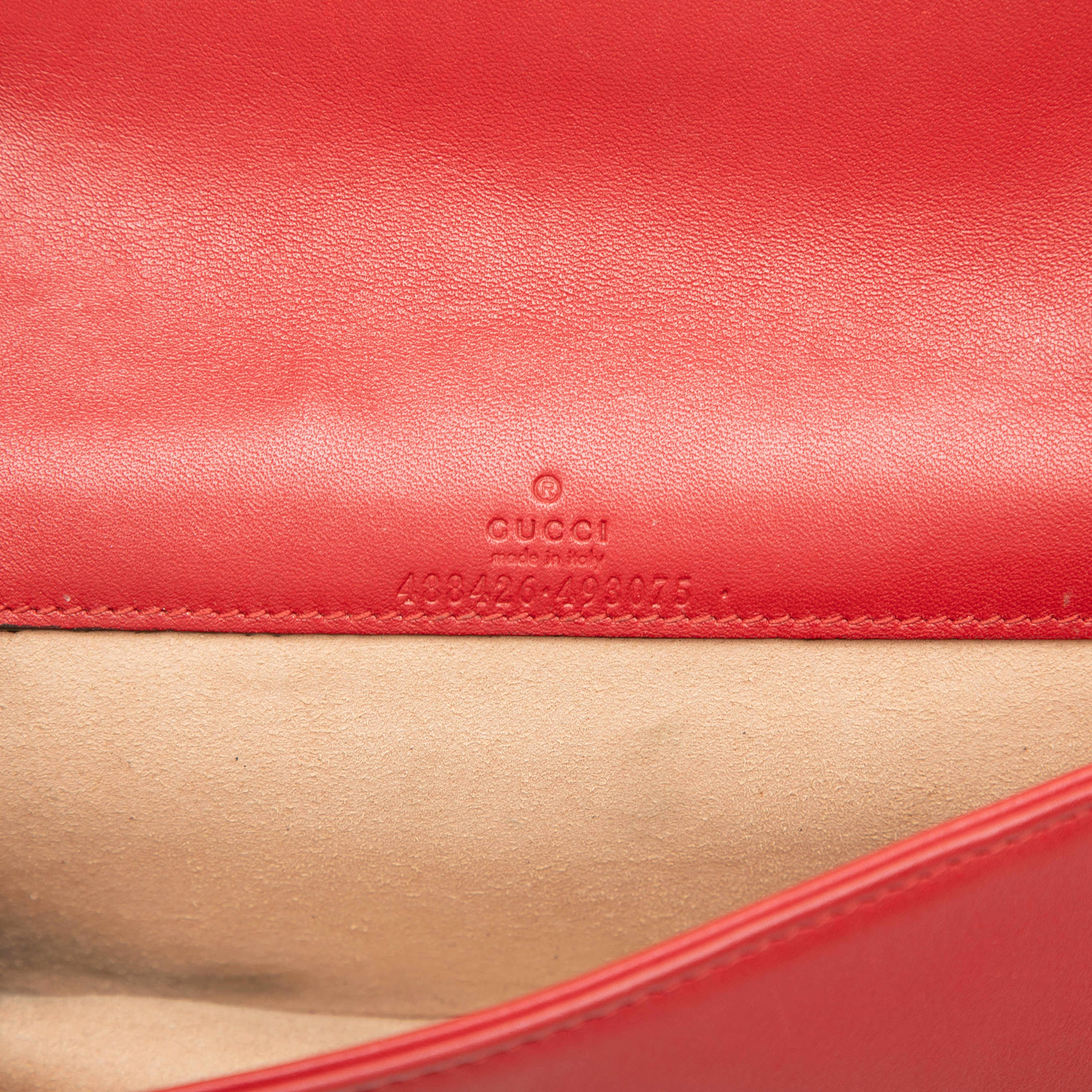 Gucci Mini Gg Marmont Matelasse Calfskin Wallet On Chain, från Luxclusif, i färgen red. Klicka för att öppna bilden i stort format