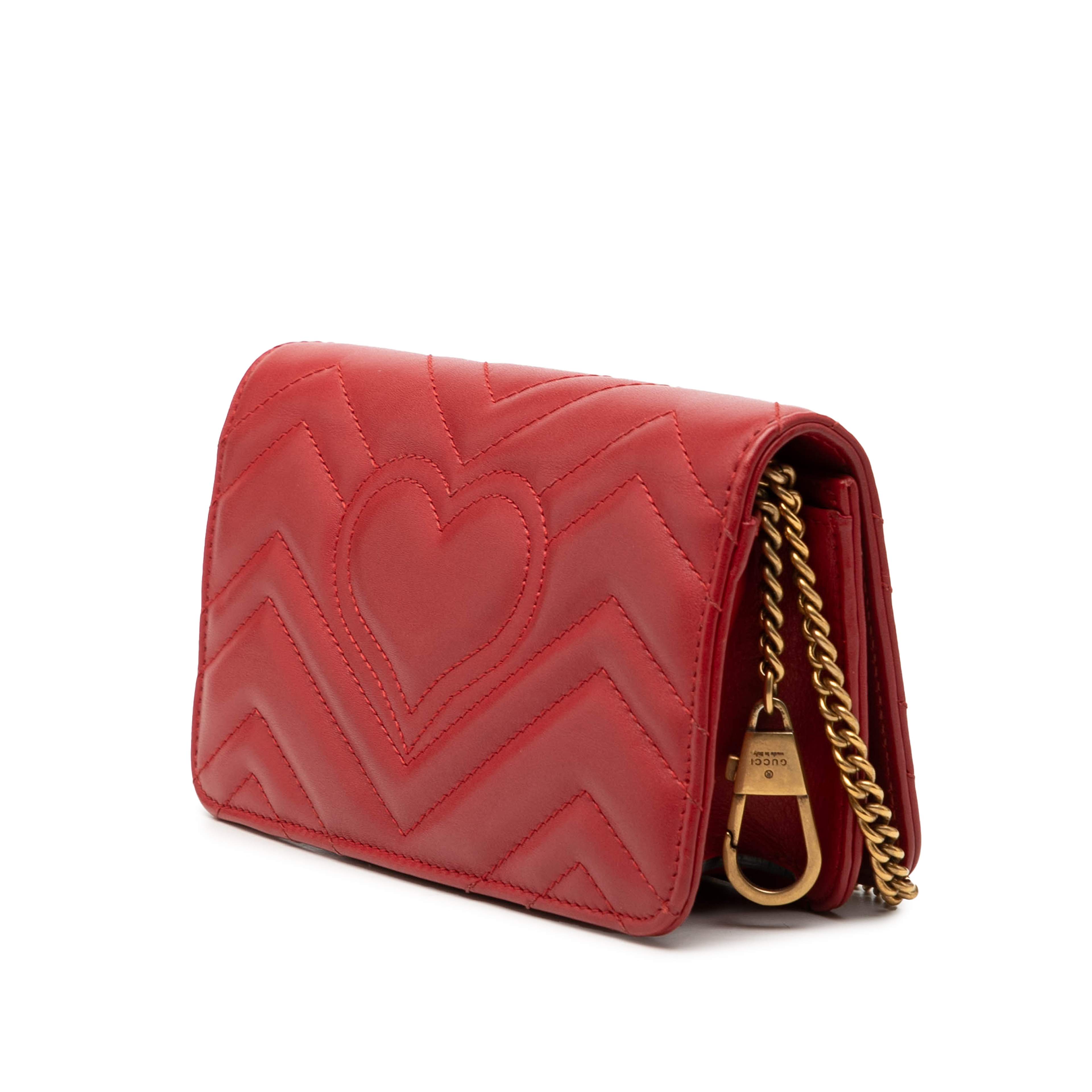 Gucci Mini Gg Marmont Matelasse Calfskin Wallet On Chain, från Luxclusif, i färgen red. Klicka för att öppna bilden i stort format