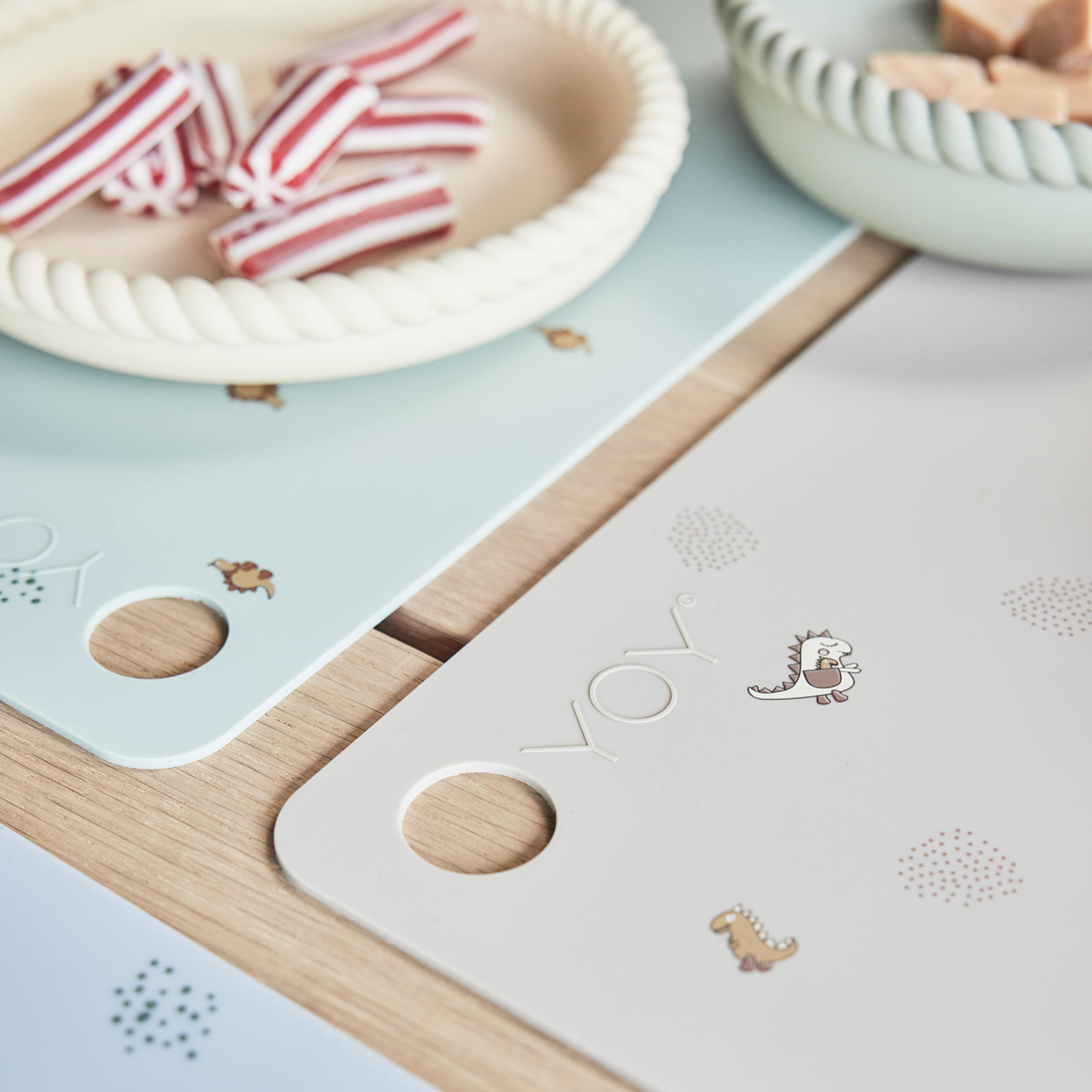 Placemat Dino, från OYOY Mini, i färgen pale blue. Klicka för att öppna bilden i stort format