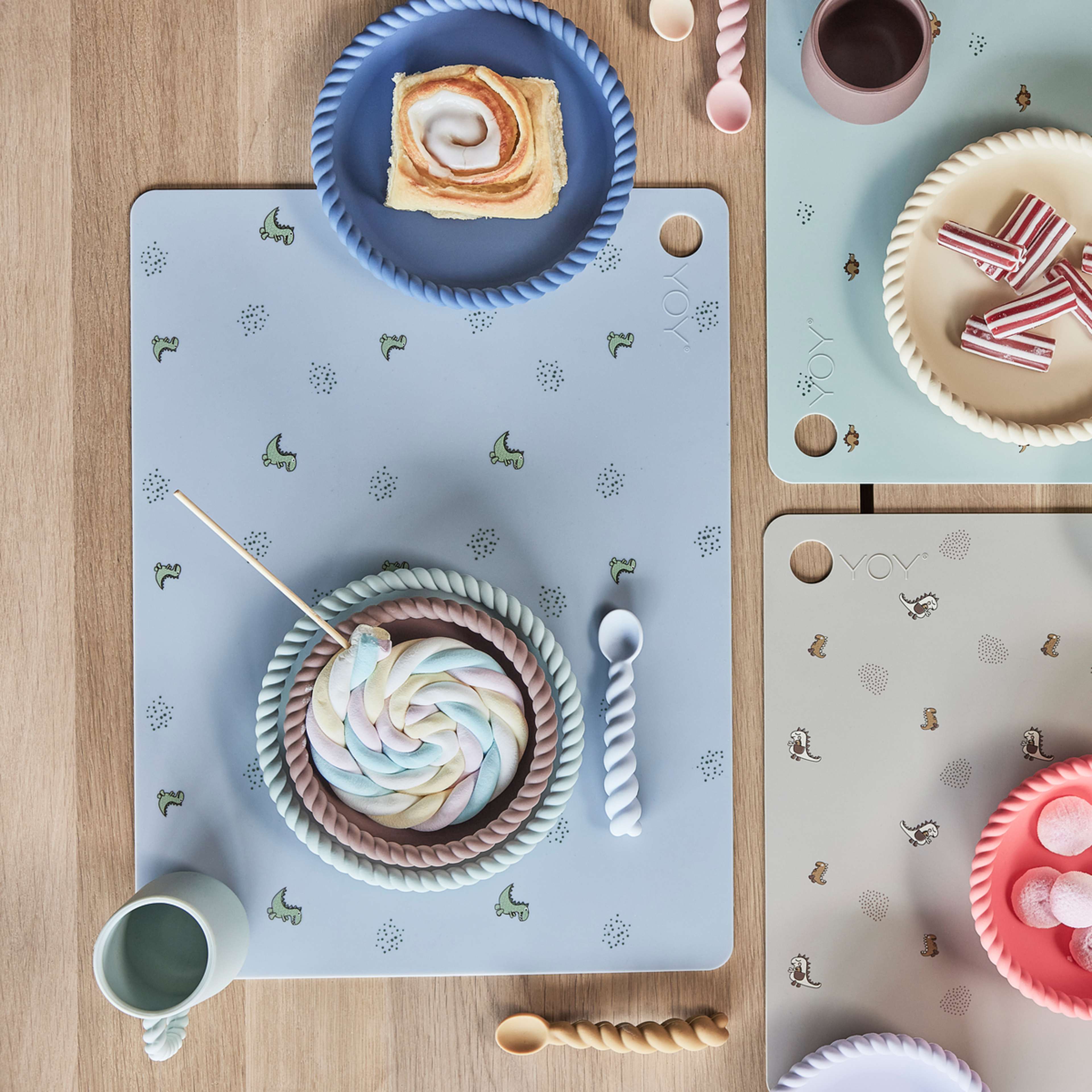 Placemat Dino, från OYOY Mini, i färgen pale blue. Klicka för att öppna bilden i stort format