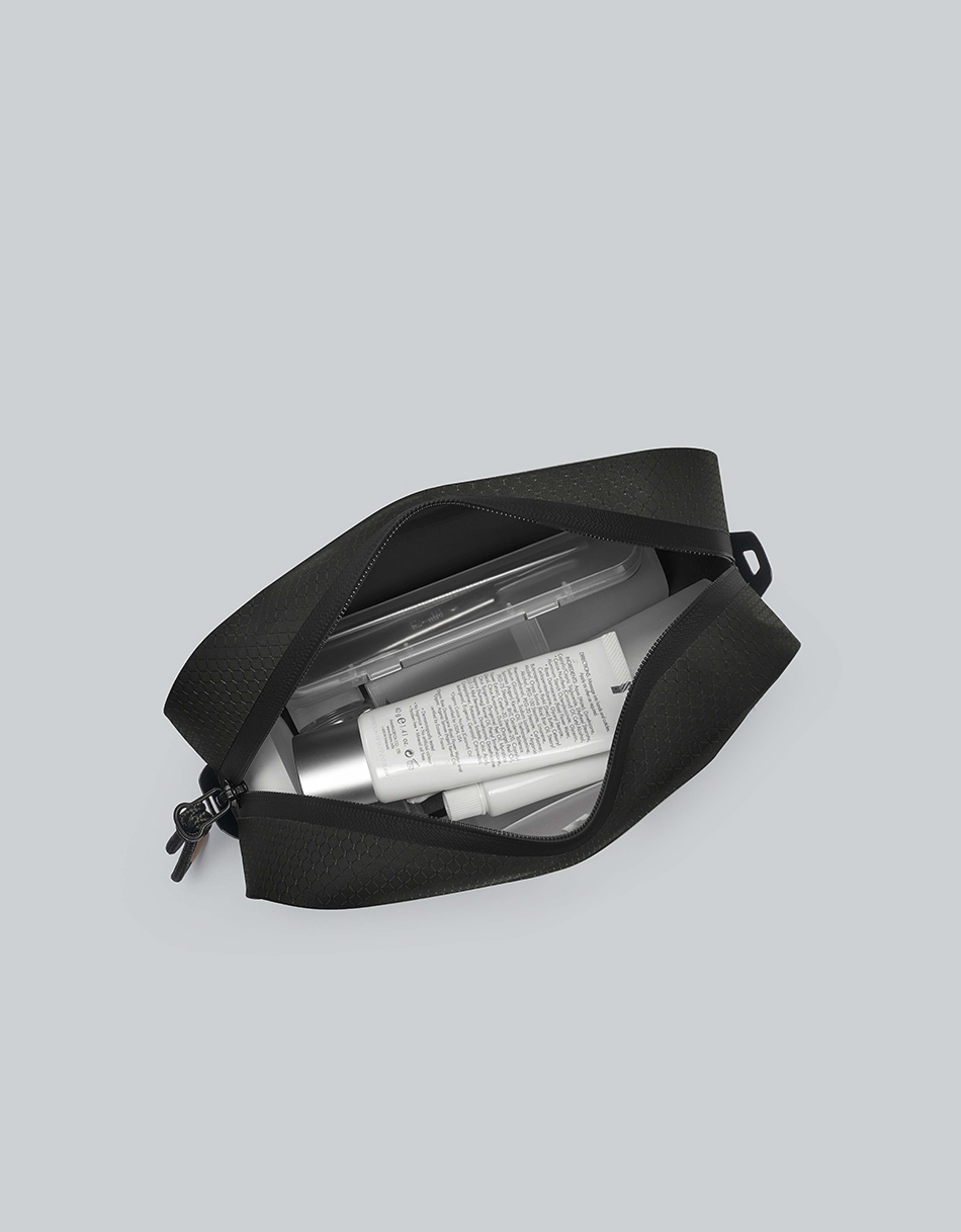 Lightweight Duoseal Toiletry Bag, från Gaston Luga, i färgen black. Klicka för att öppna bilden i stort format