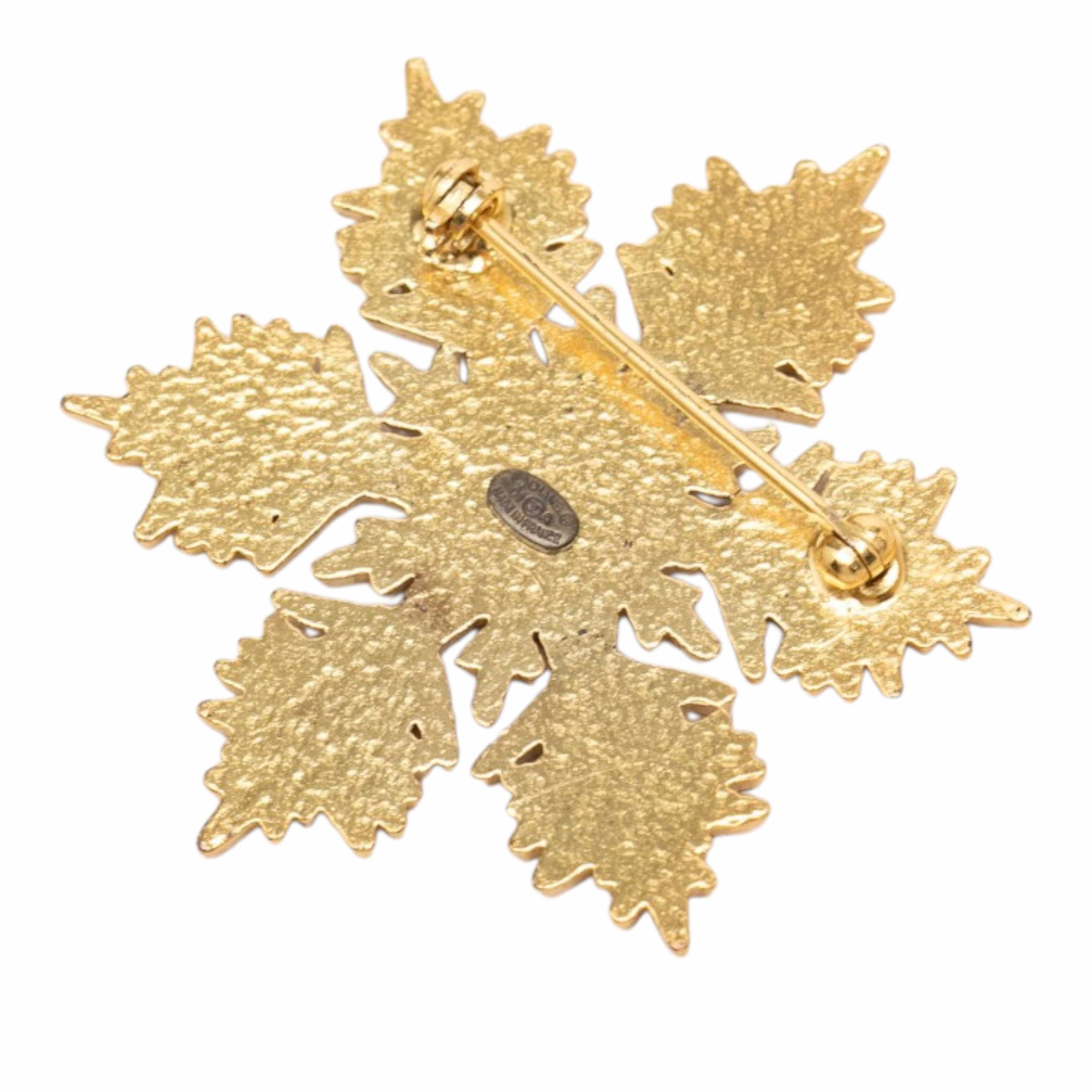 Chanel Cc Gold Plated Snowflake Brooch, från Luxclusif, i färgen guld. Klicka för att öppna bilden i stort format