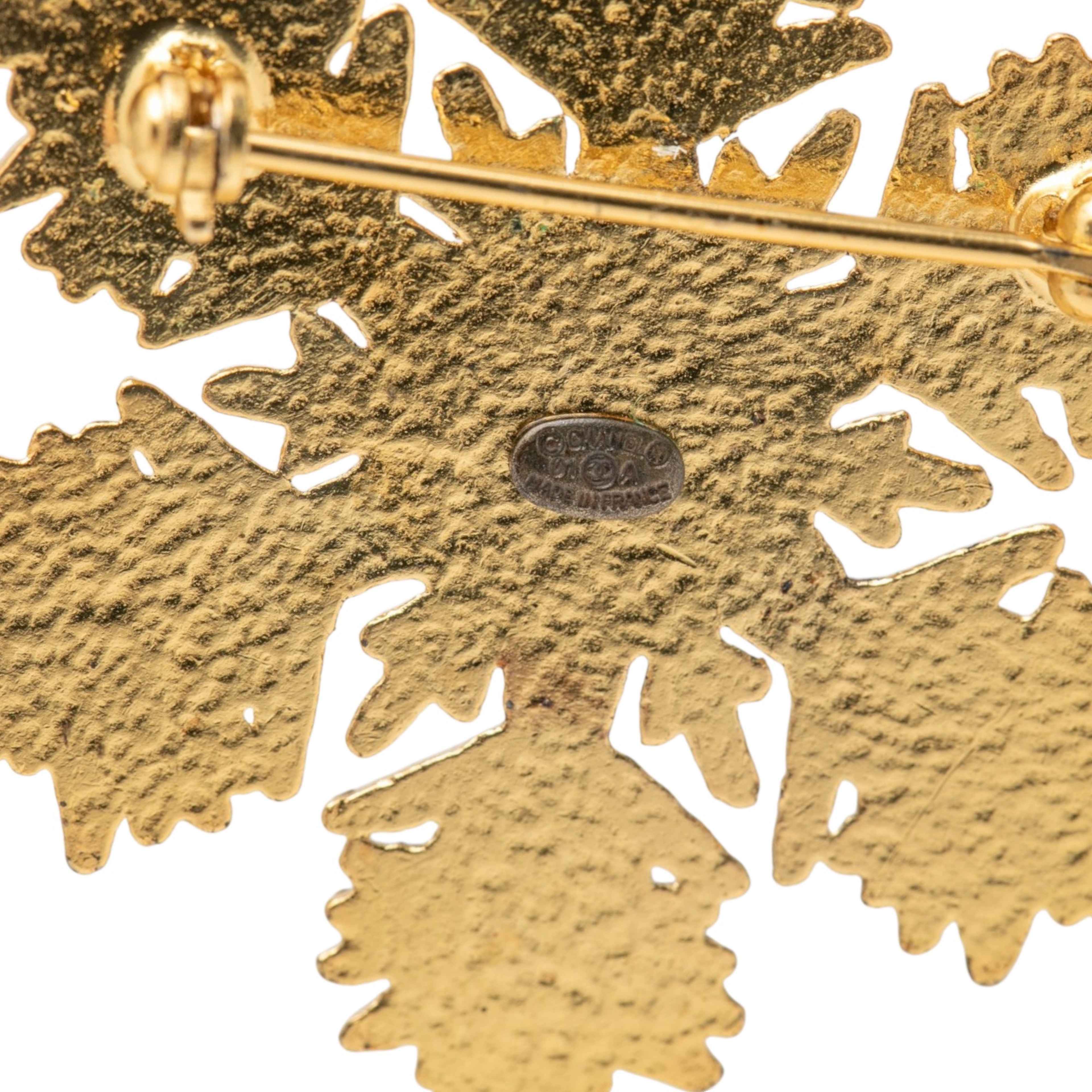 Chanel Cc Gold Plated Snowflake Brooch, från Luxclusif, i färgen guld. Klicka för att öppna bilden i stort format