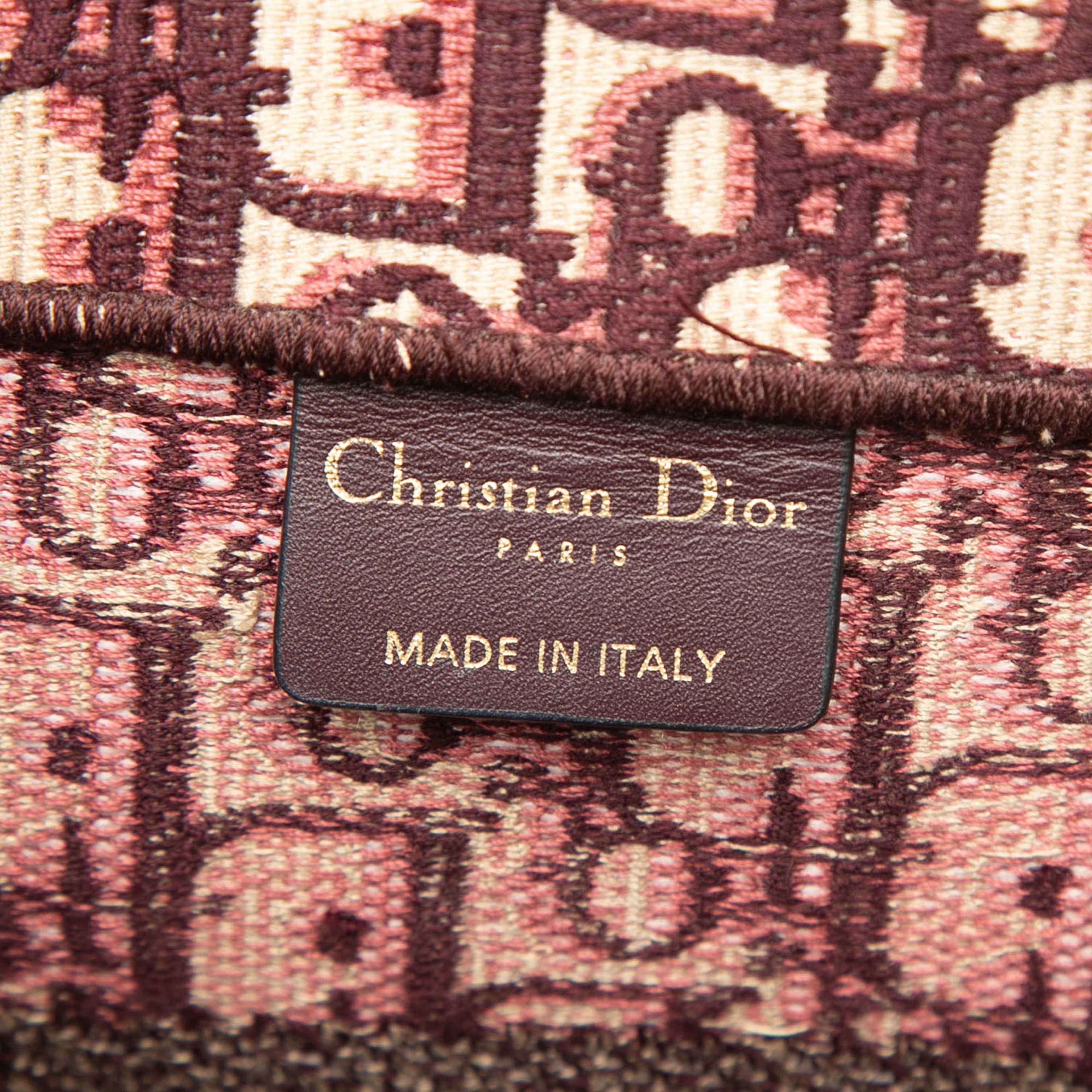 Dior Medium Oblique Embroidered Canvas Book Tote, från Luxclusif, i färgen red. Klicka för att öppna bilden i stort format