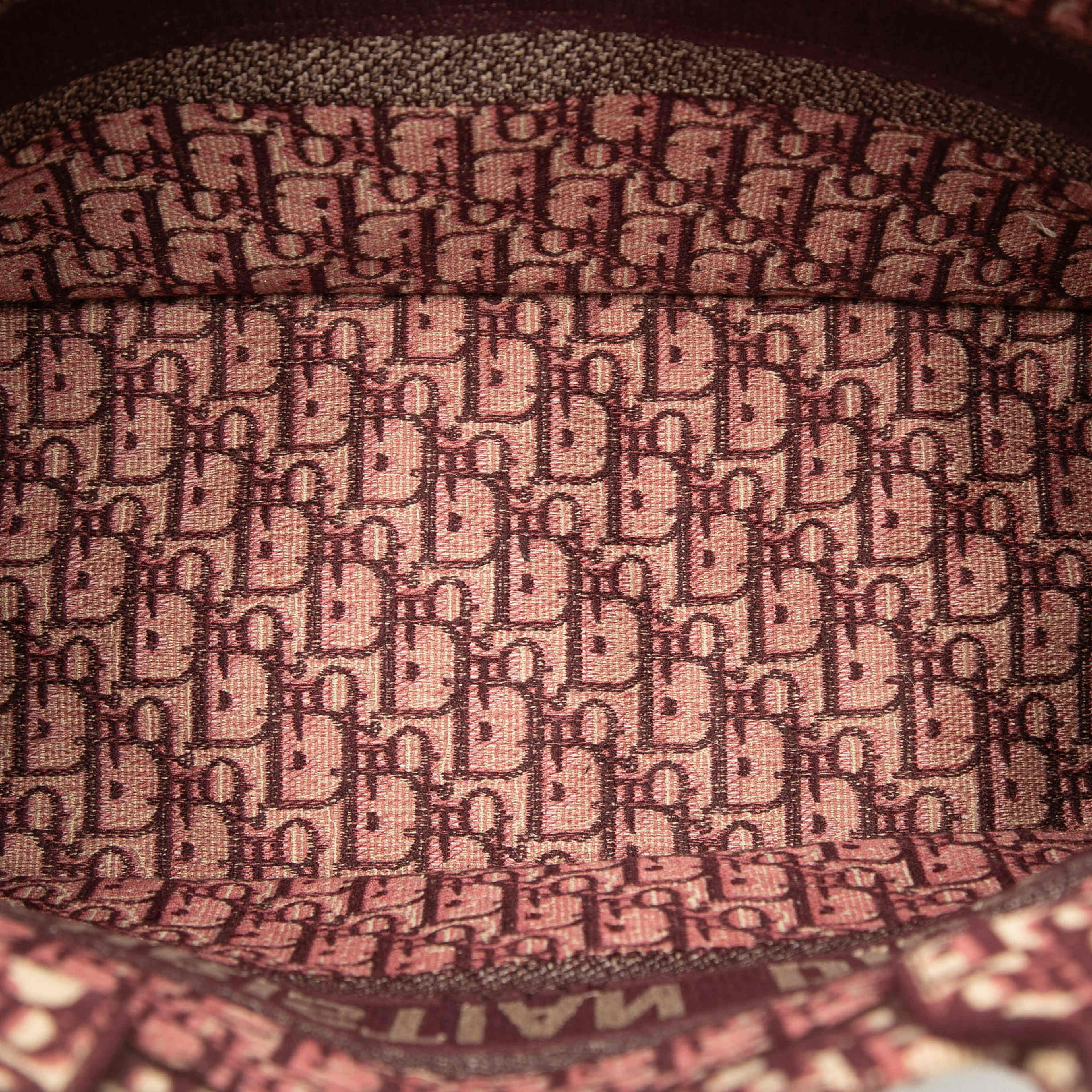 Dior Medium Oblique Embroidered Canvas Book Tote, från Luxclusif, i färgen red. Klicka för att öppna bilden i stort format