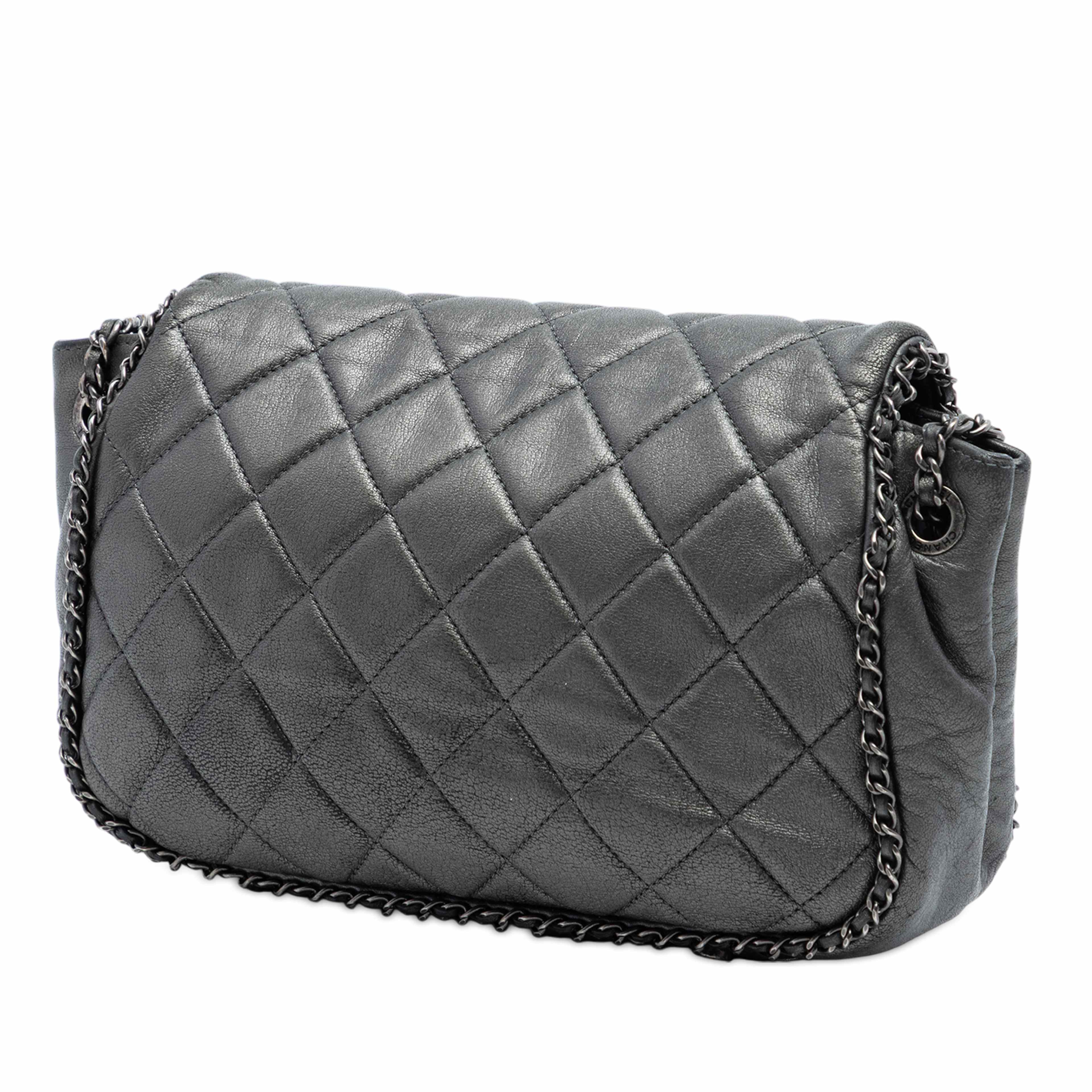 Chanel Small Quilted Calfskin Cc Enchained Accordion Flap, från Luxclusif, i färgen dark gray. Klicka för att öppna bilden i stort format