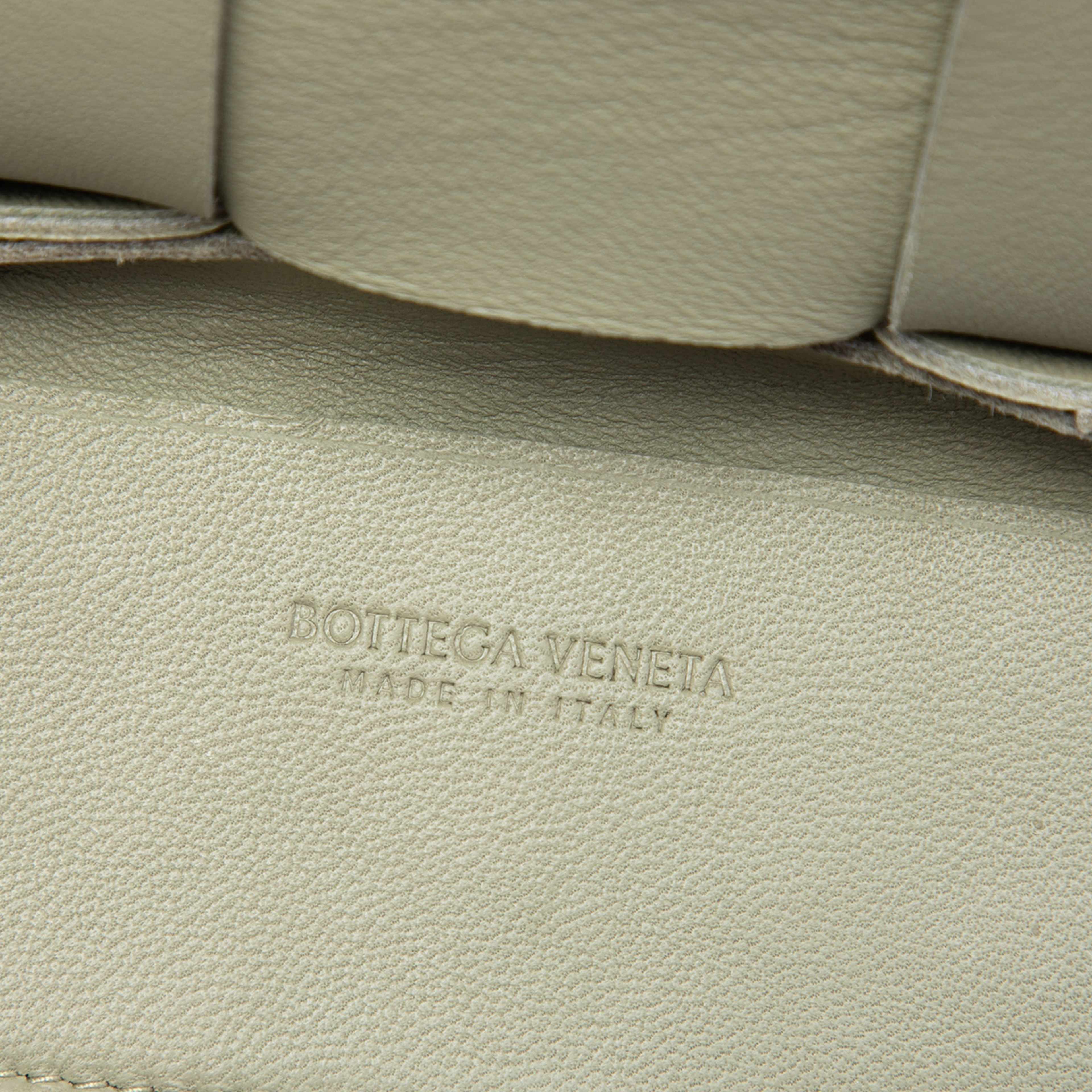 Bottega Veneta Candy Nappa Intrecciato Cassette Crossbody, från Luxclusif, i färgen light gray. Klicka för att öppna bilden i stort format