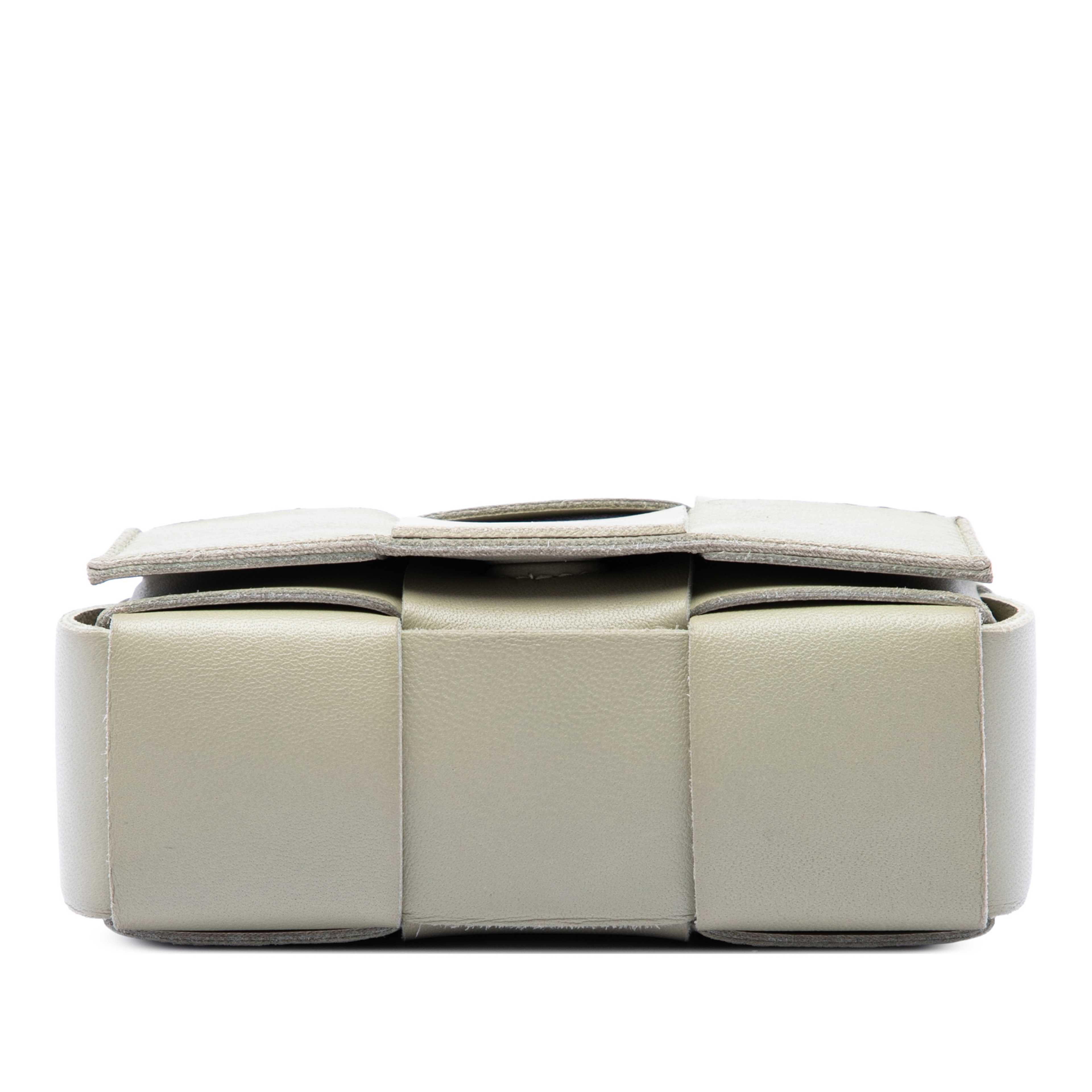 Bottega Veneta Candy Nappa Intrecciato Cassette Crossbody, från Luxclusif, i färgen grå. Klicka för att öppna bilden i stort format