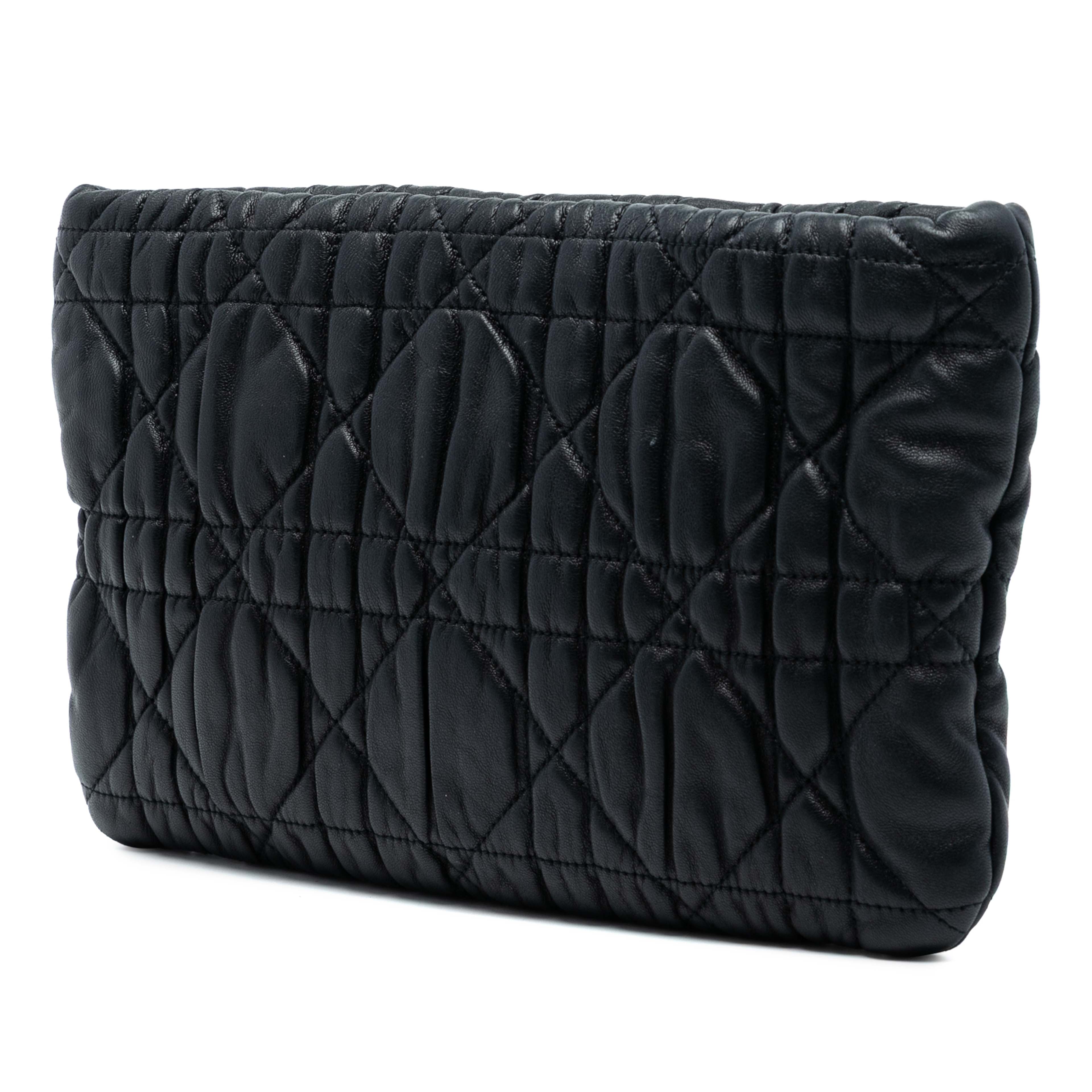 Dior Calfskin Cannage Rose Clutch, från Luxclusif, i färgen black. Klicka för att öppna bilden i stort format