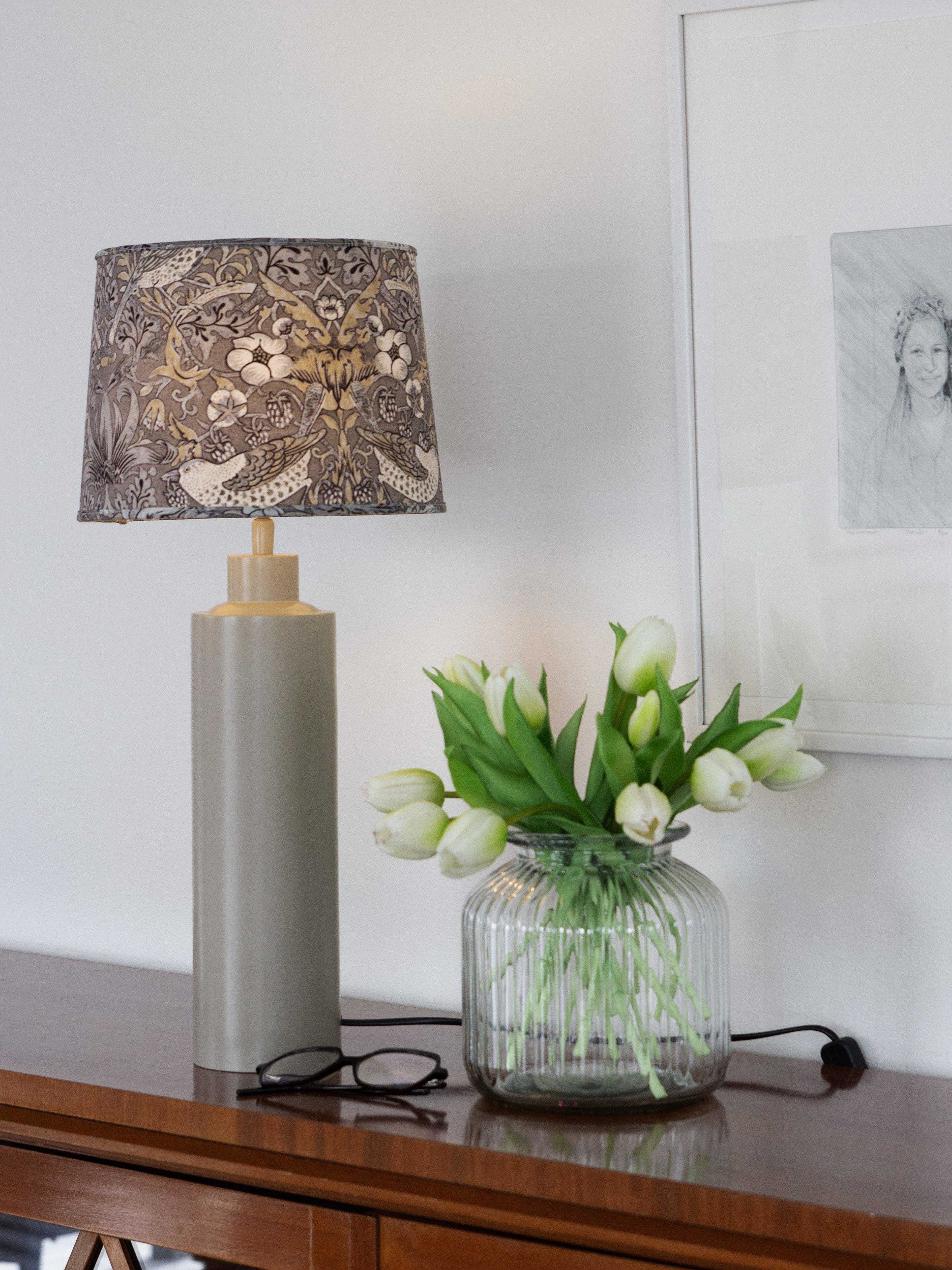 Solo Bordslampa Mönstrad, från PR Home, i färgen beige. Klicka för att öppna bilden i stort format