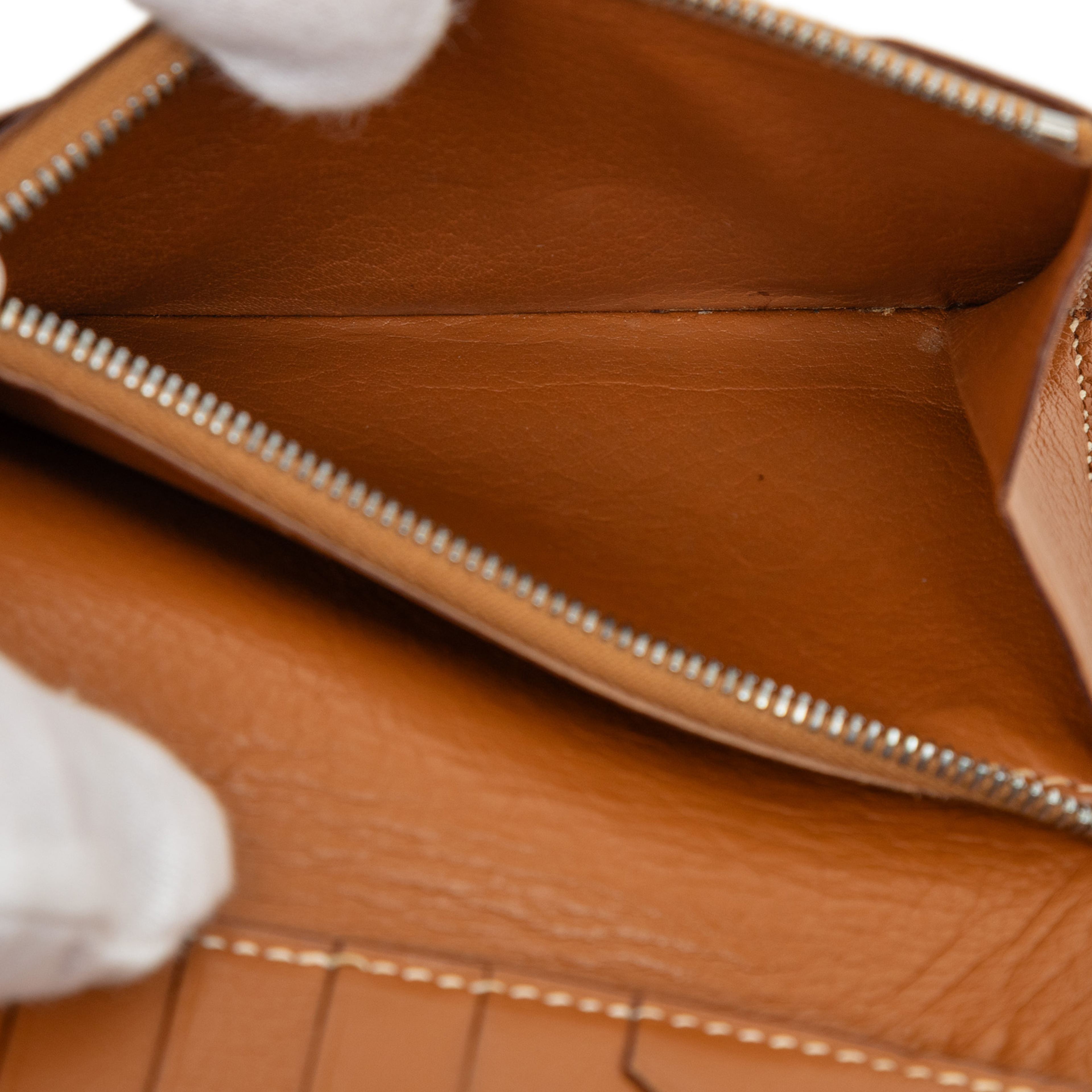 Hermès Barenia Jura Wallet, från Luxclusif, i färgen brown. Klicka för att öppna bilden i stort format