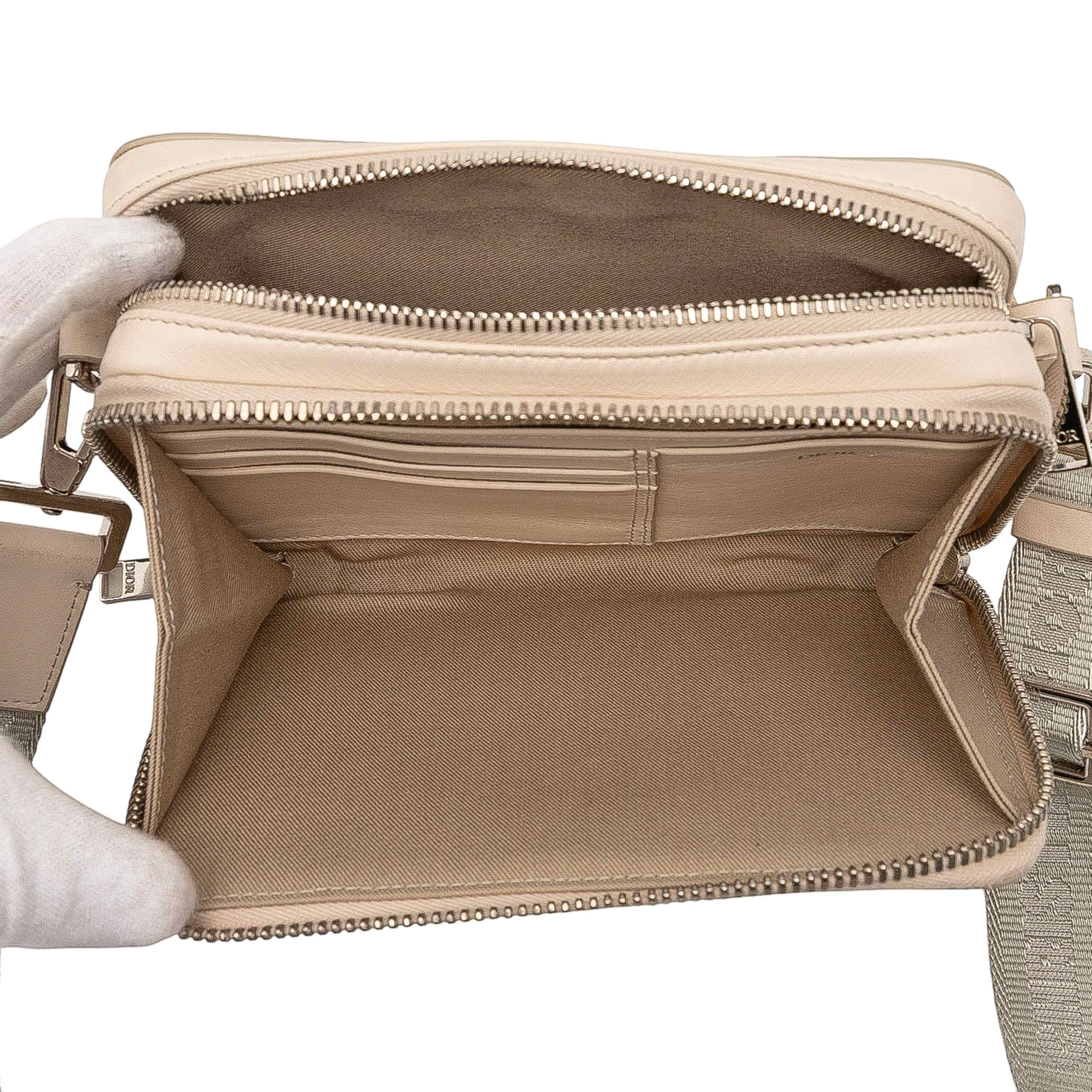 Dior Cd Diamond Coated Canvas Zipped Pouch With Strap, från Luxclusif, i färgen beige. Klicka för att öppna bilden i stort format