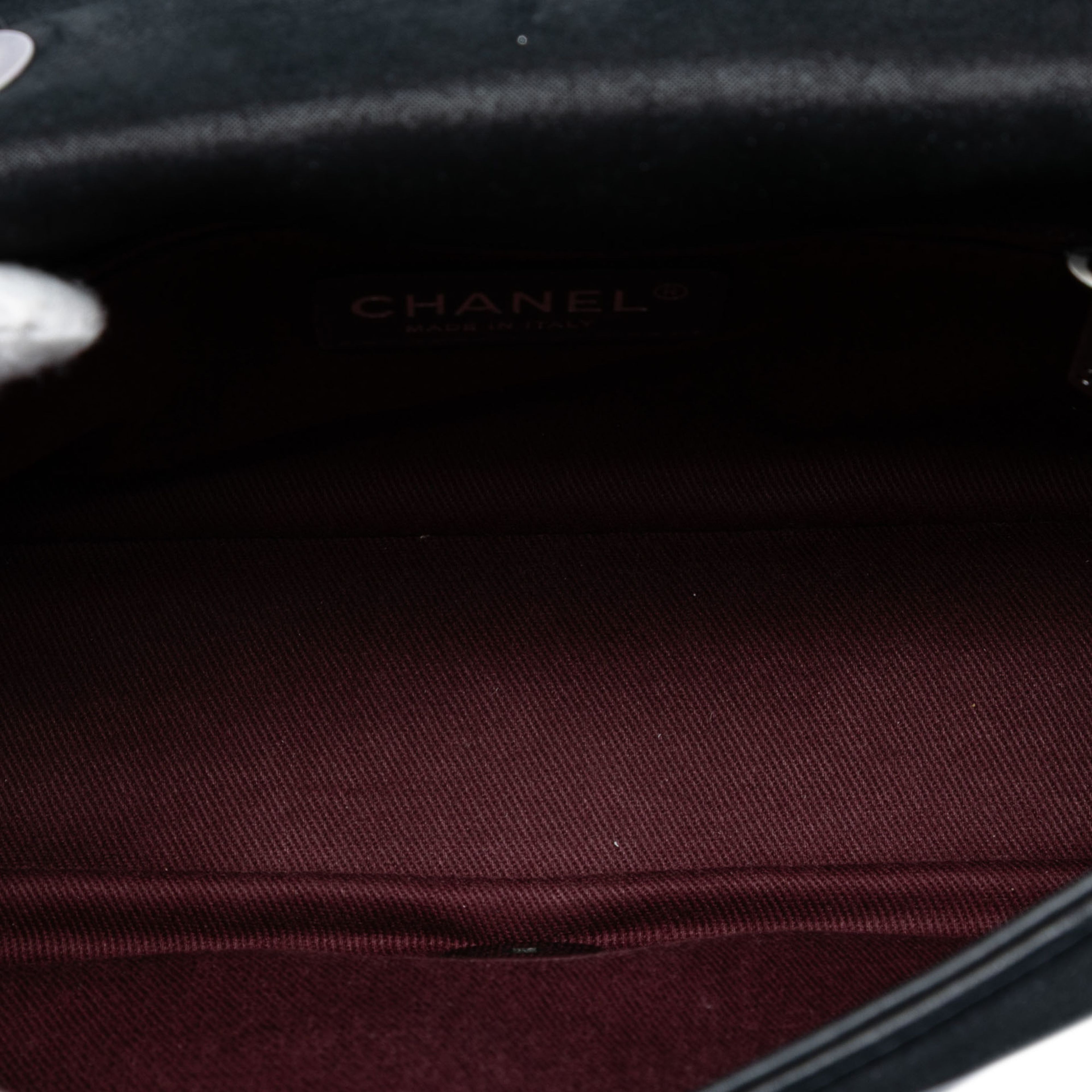 Chanel Medium Diamond Embossed Calfskin New Chic Flap, från Luxclusif, i färgen black. Klicka för att öppna bilden i stort format