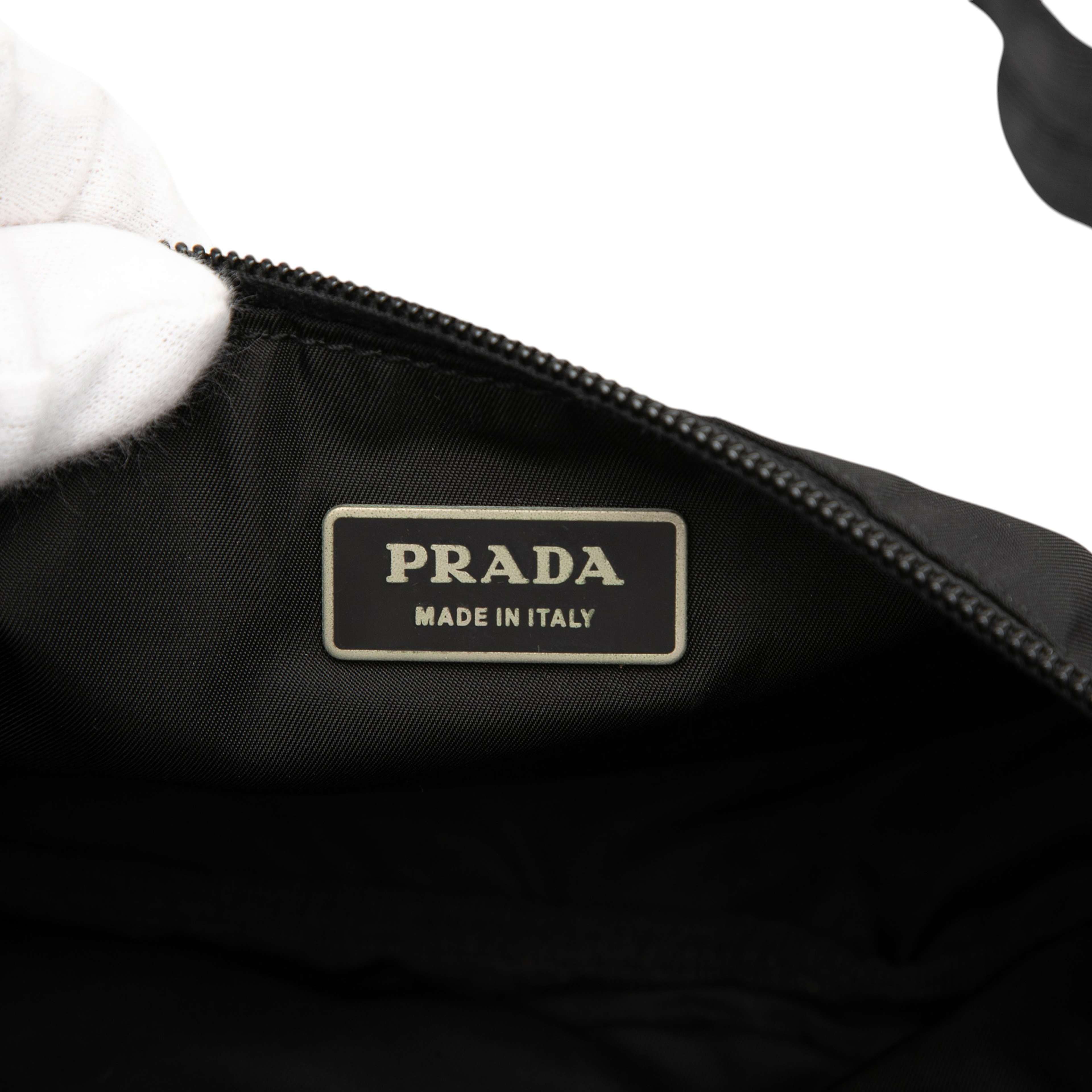 Prada Tessuto Multi Pocket Belt Bag, från Luxclusif, i färgen black. Klicka för att öppna bilden i stort format