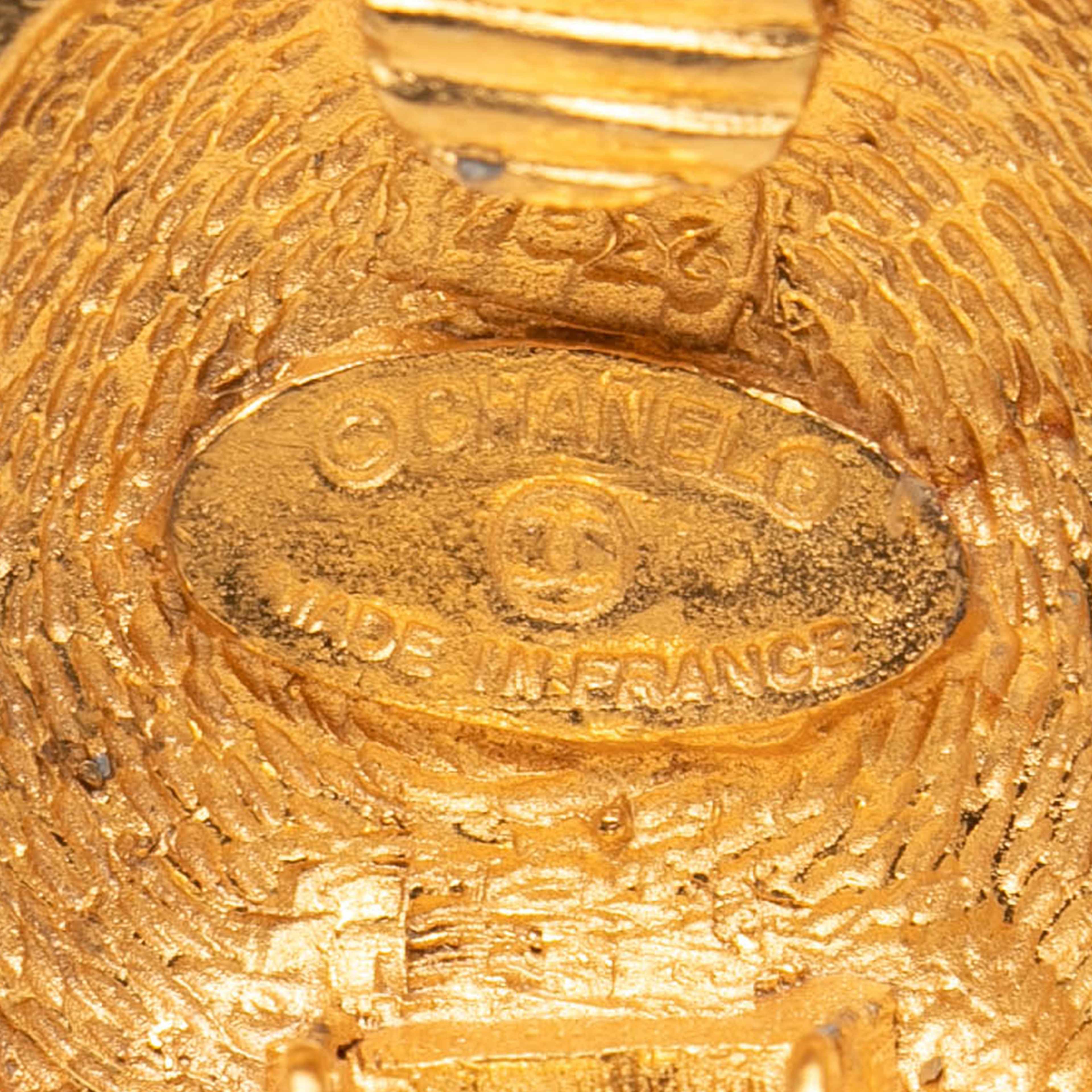 Chanel Cc Gold Plated Quilted Round Clip On Earrings, från Luxclusif, i färgen gold. Klicka för att öppna bilden i stort format