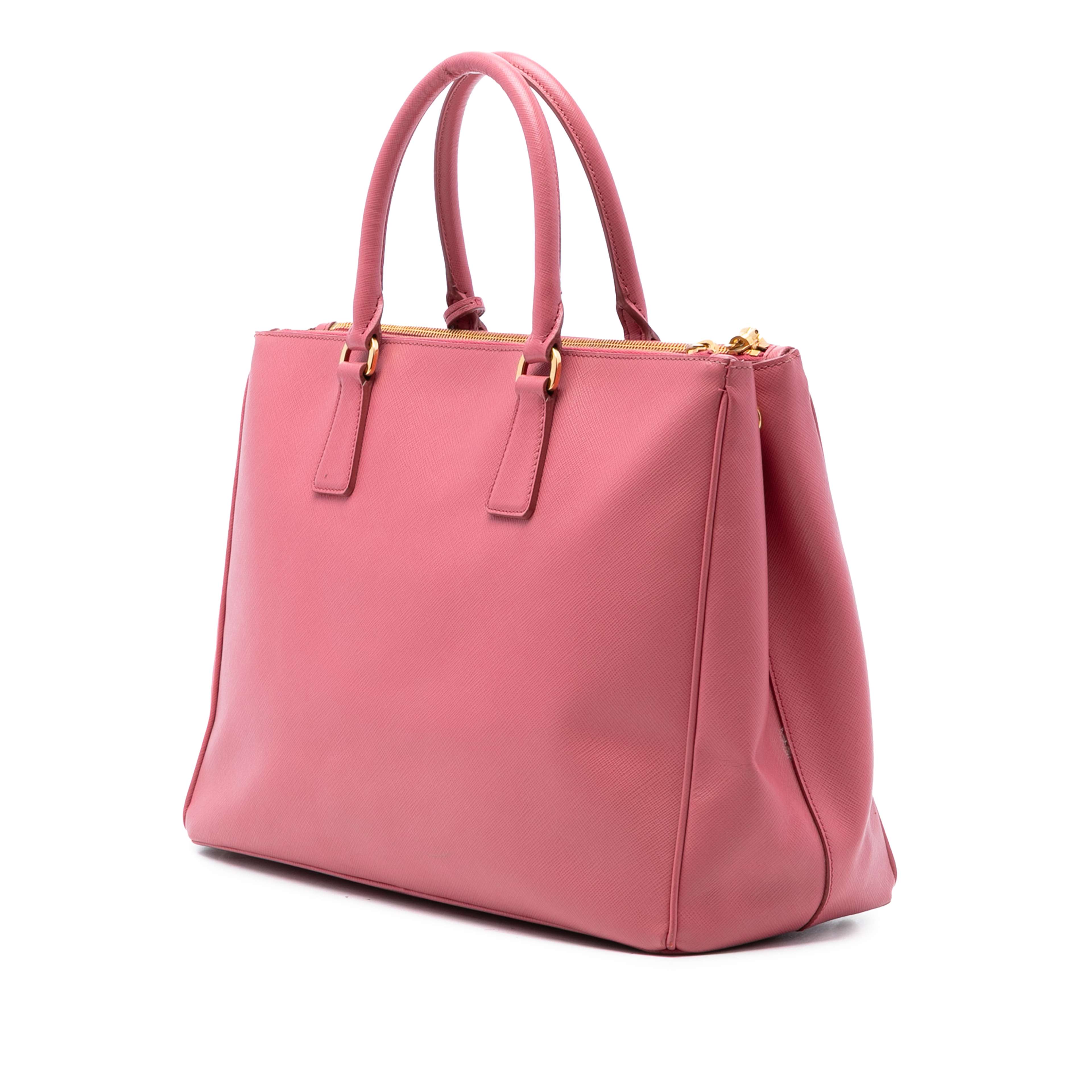 Prada Large Saffiano Lux Galleria Double Zip Tote, från Luxclusif, i färgen pink. Klicka för att öppna bilden i stort format