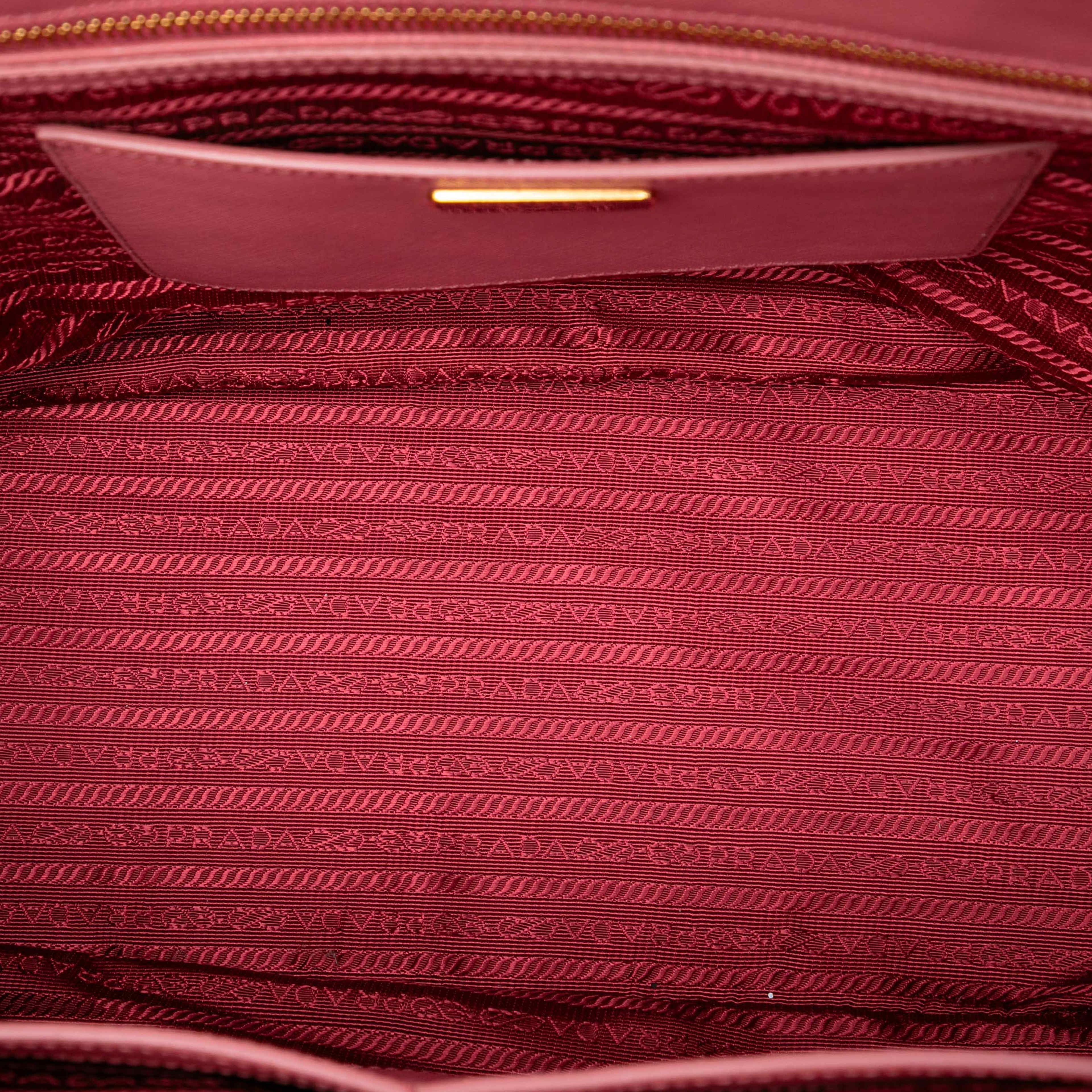 Prada Large Saffiano Lux Galleria Double Zip Tote, från Luxclusif, i färgen pink. Klicka för att öppna bilden i stort format