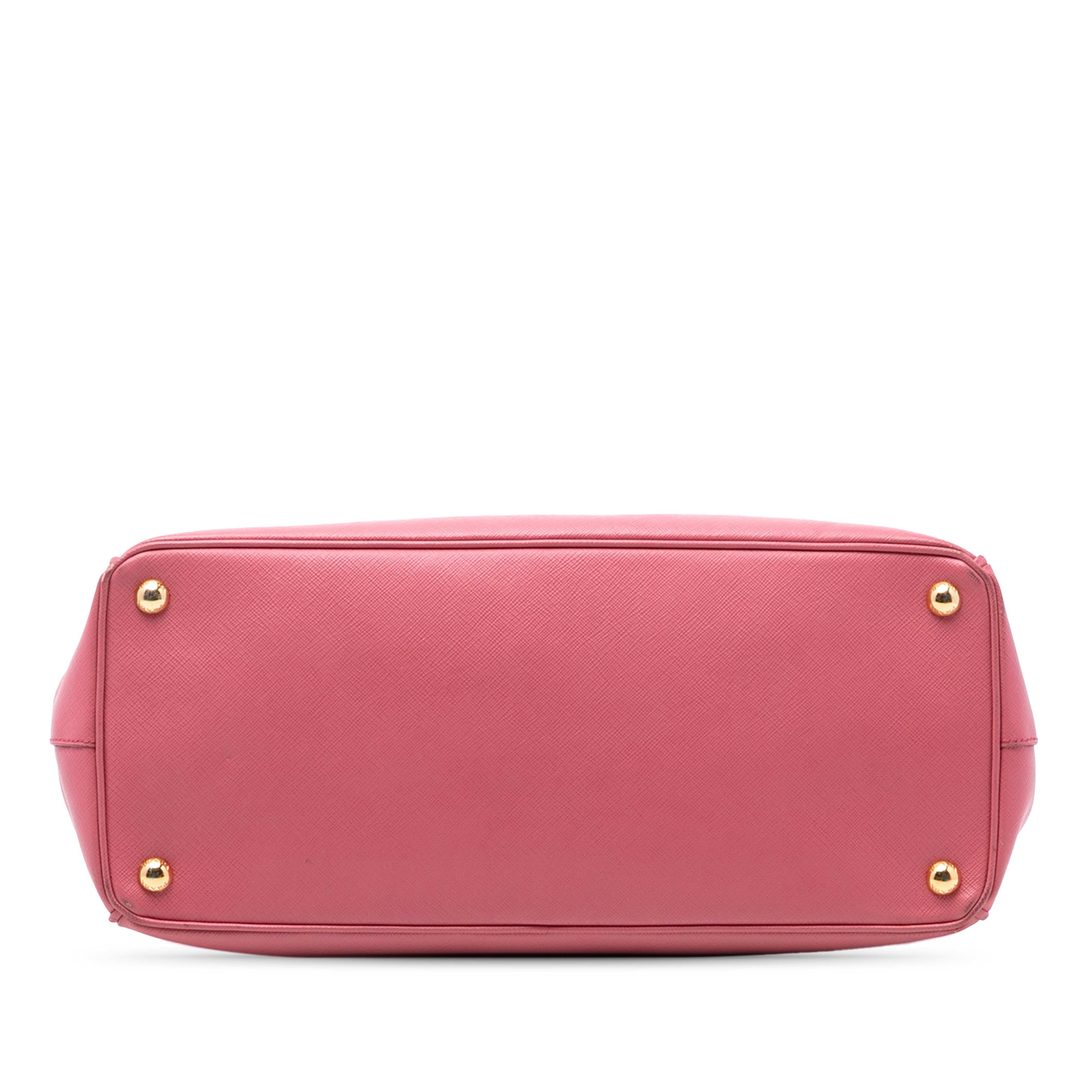 Prada Large Saffiano Lux Galleria Double Zip Tote, från Luxclusif, i färgen pink. Klicka för att öppna bilden i stort format