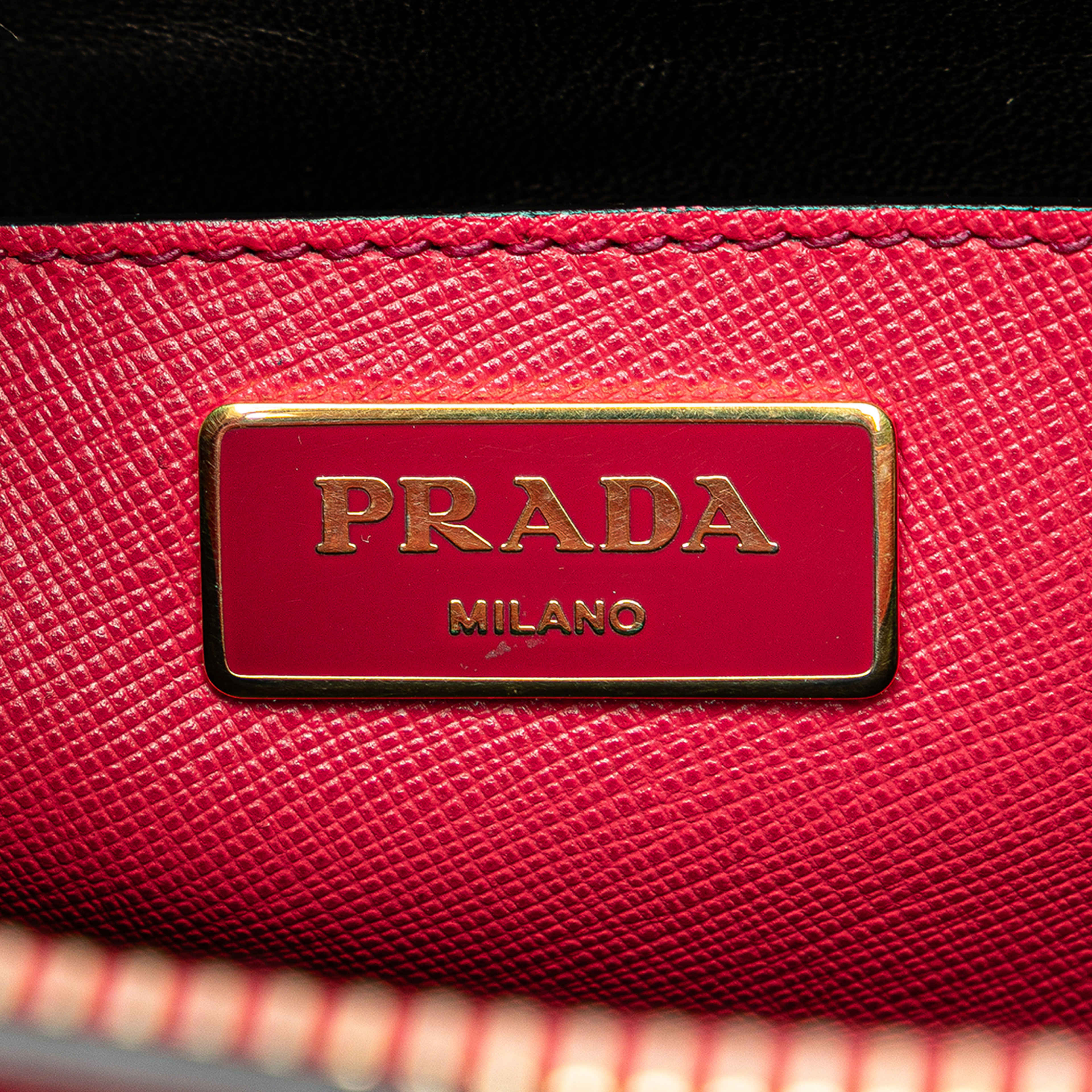 Prada Saffiano Soft Triple Pocket Tote, från Luxclusif, i färgen pink. Klicka för att öppna bilden i stort format
