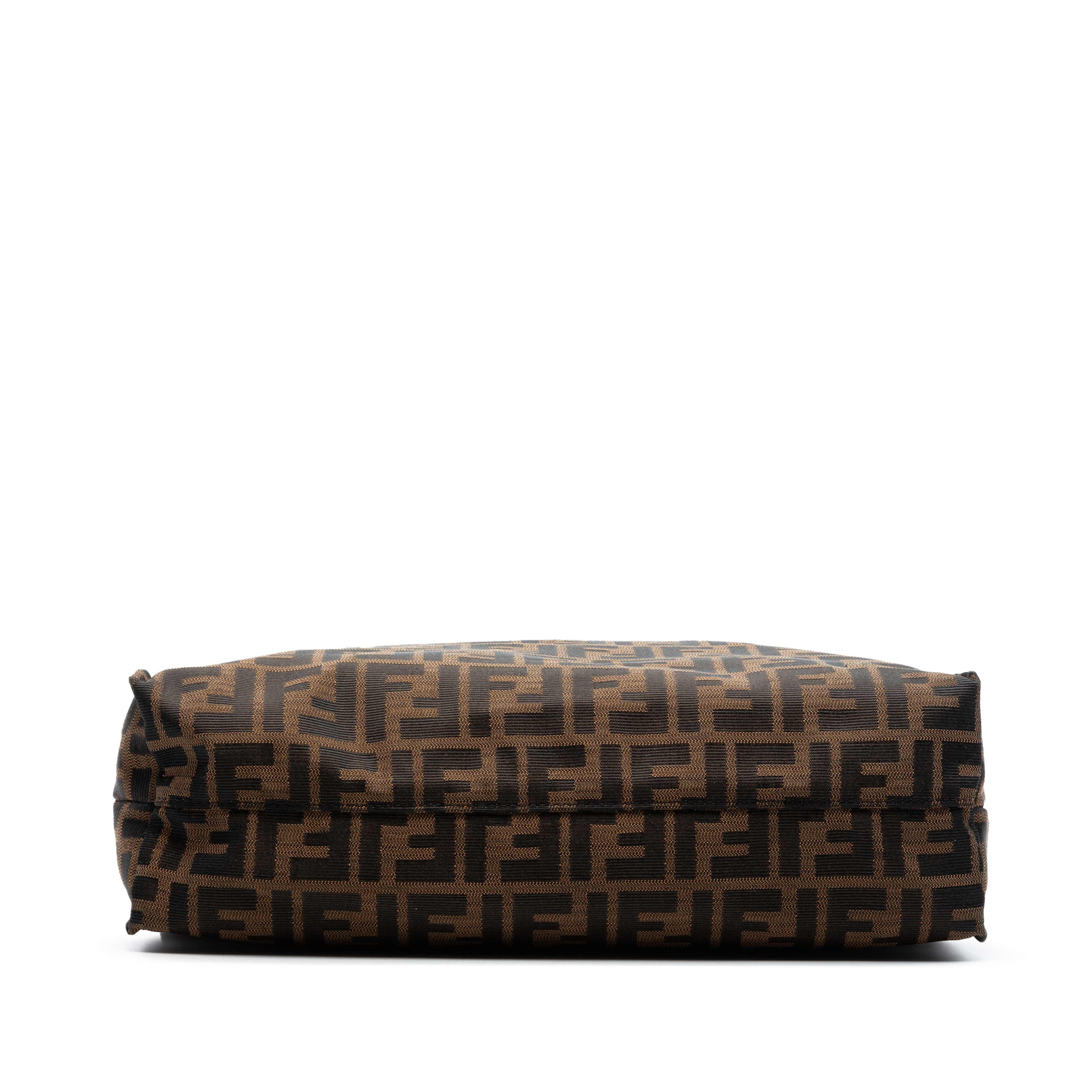 Fendi Zucca Canvas Shopping Tote, från Luxclusif, i färgen brown. Klicka för att öppna bilden i stort format