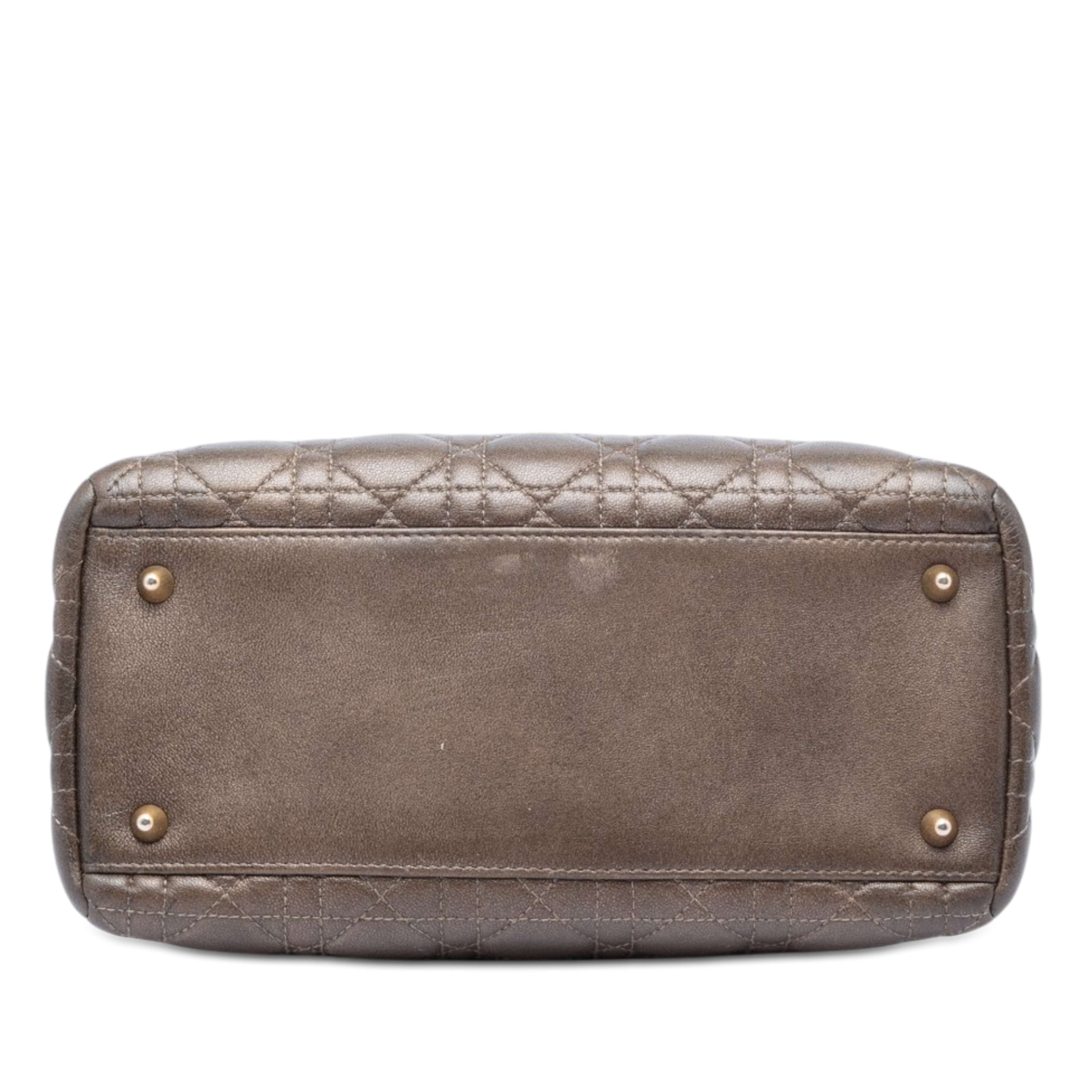 Dior Medium Metallic Lambskin Cannage Lady Dior, från Luxclusif, i färgen brun. Klicka för att öppna bilden i stort format