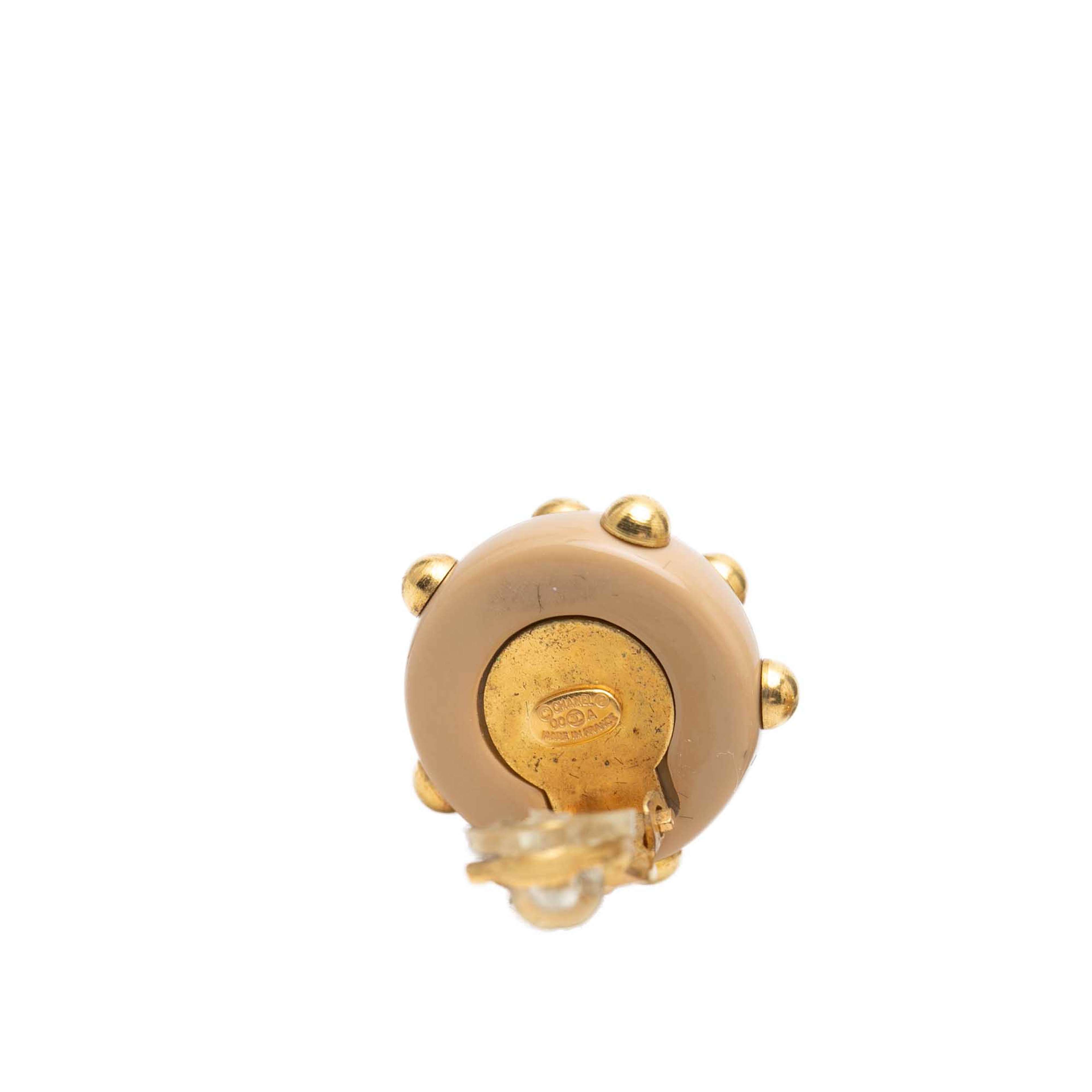 Chanel Resin Strass Rain Drop Clip On Earrings, från Luxclusif, i färgen guld. Klicka för att öppna bilden i stort format